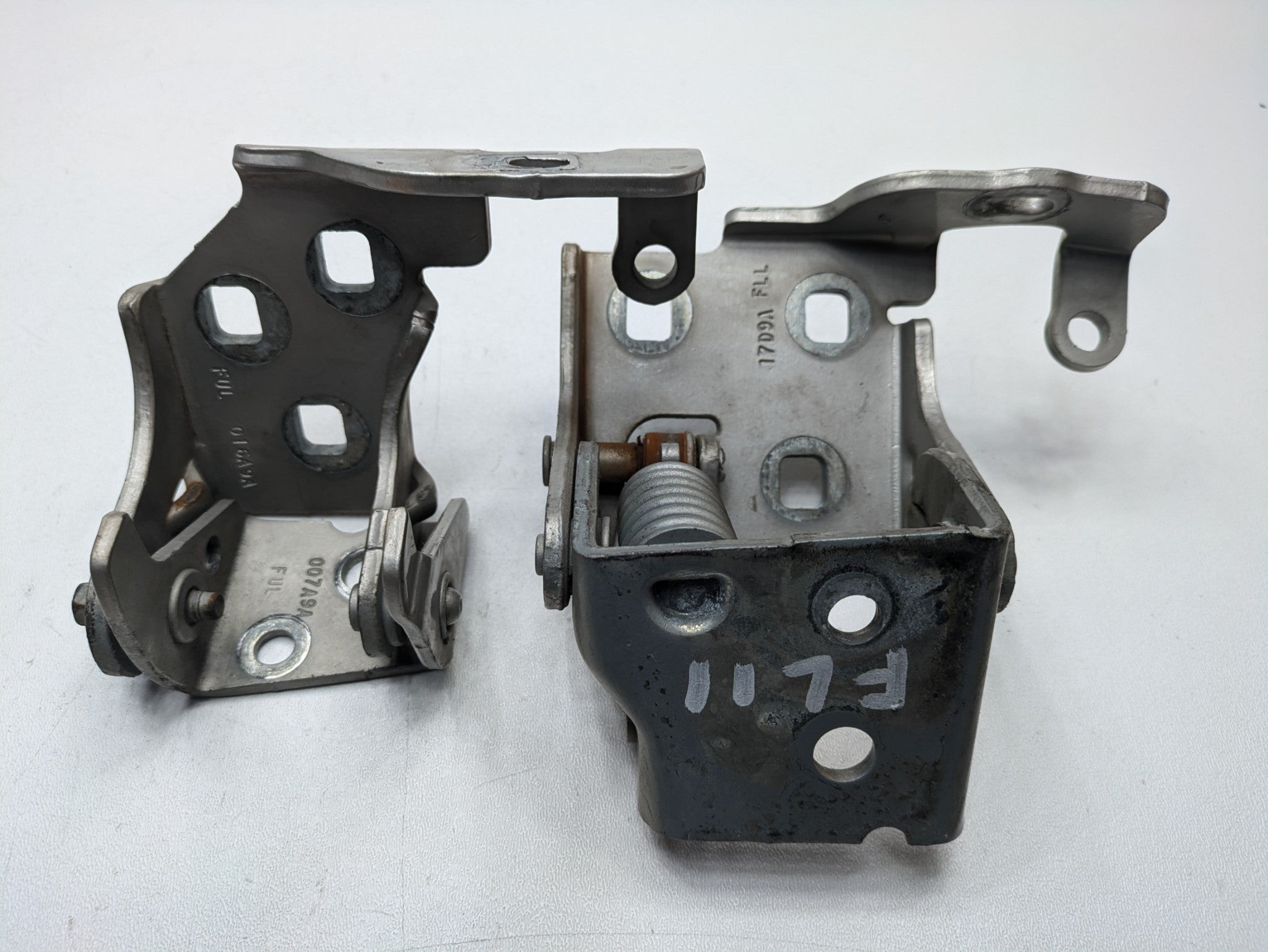 08 - 09 OEM CHEVROLET TAHOE HYBRID FRONT LEFT UPPER AND LOWER DOOR HINGE SET