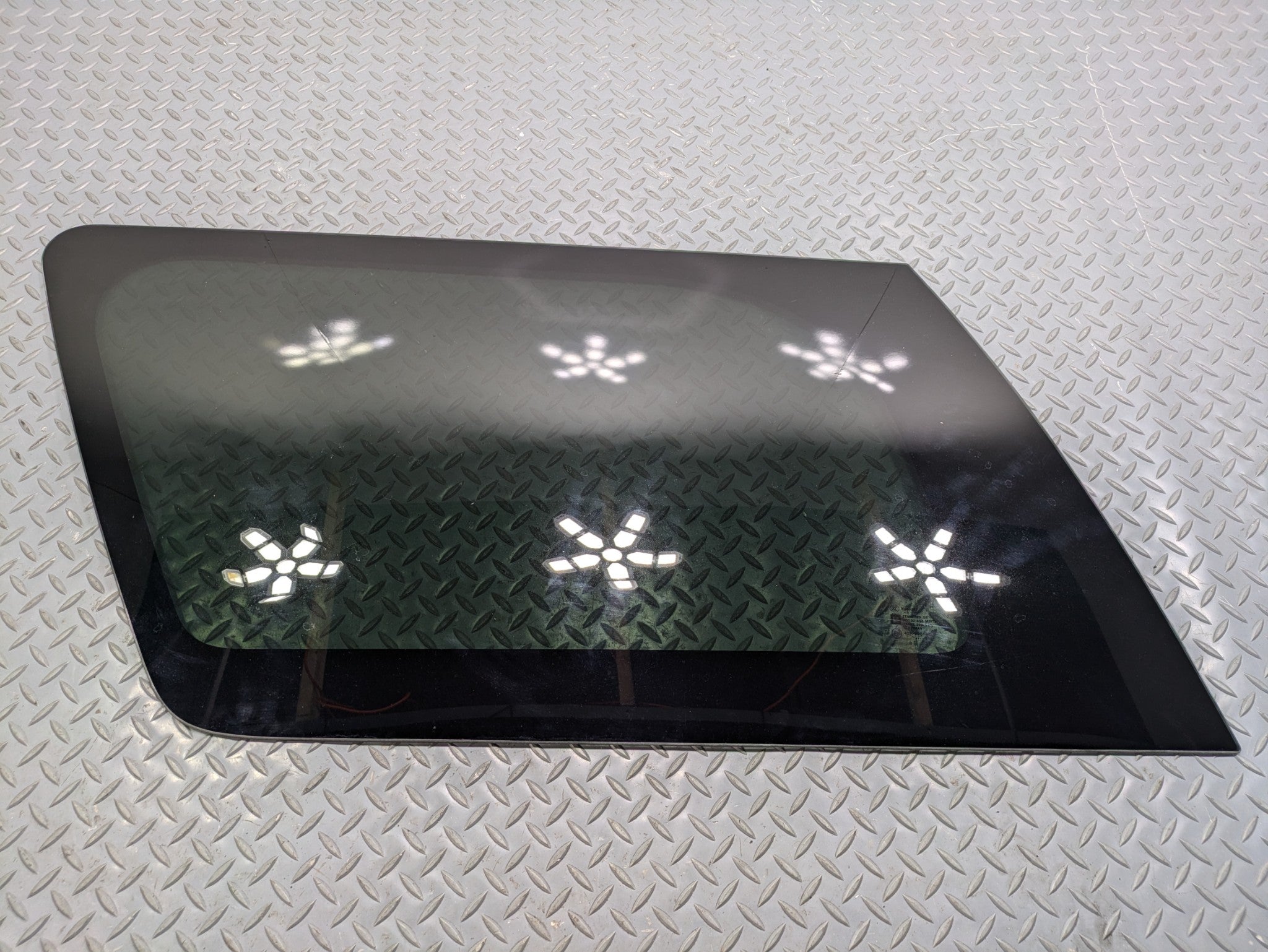 08 - 09 OEM CHEVROLET TAHOE HYBRID REAR LEFT DRIVER SIDE WINDOW QUARTER GLASS