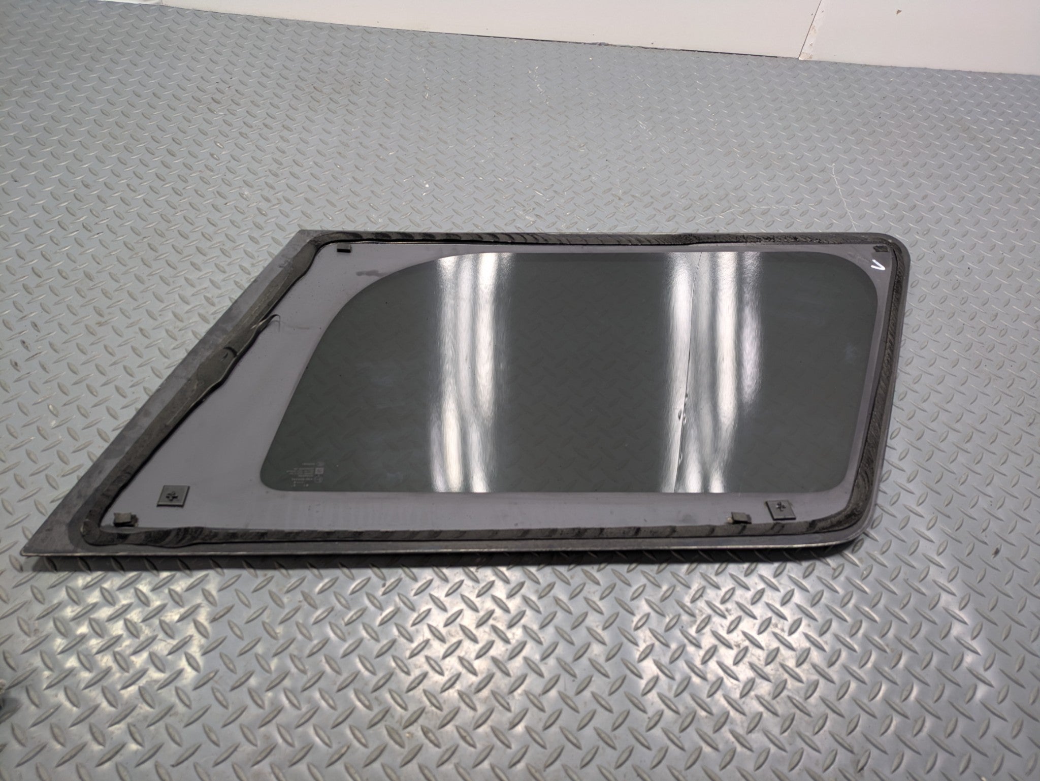 08 - 09 OEM CHEVROLET TAHOE HYBRID REAR LEFT DRIVER SIDE WINDOW QUARTER GLASS