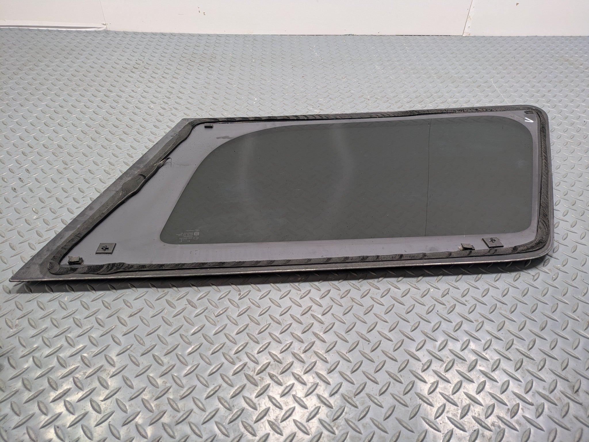 08 - 09 OEM CHEVROLET TAHOE HYBRID REAR LEFT DRIVER SIDE WINDOW QUARTER GLASS