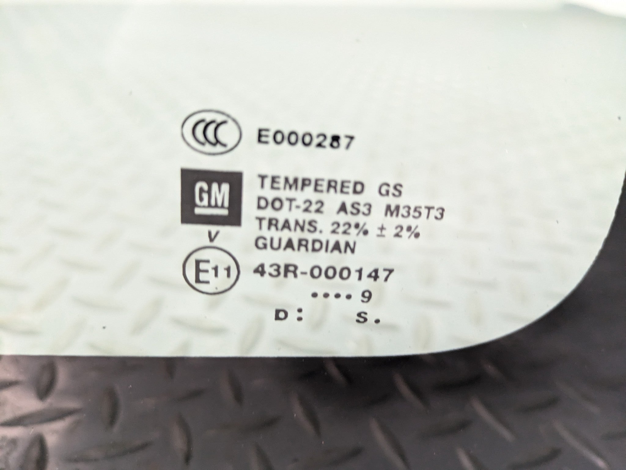 08 - 09 OEM CHEVROLET TAHOE HYBRID REAR LEFT DRIVER SIDE WINDOW QUARTER GLASS