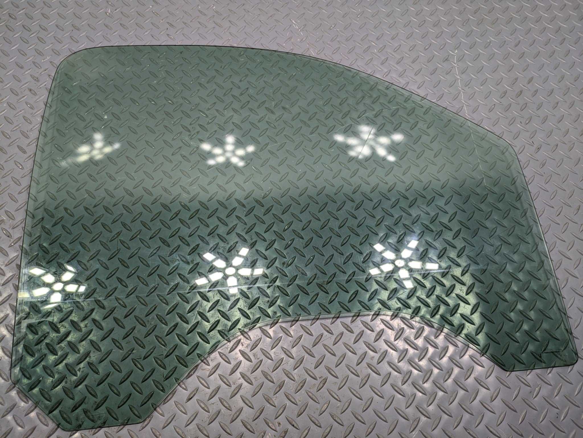 08 - 09 OEM CHEVROLET TAHOE HYBRID FRONT RIGHT PASSENGER SIDE DOOR WINDOW GLASS