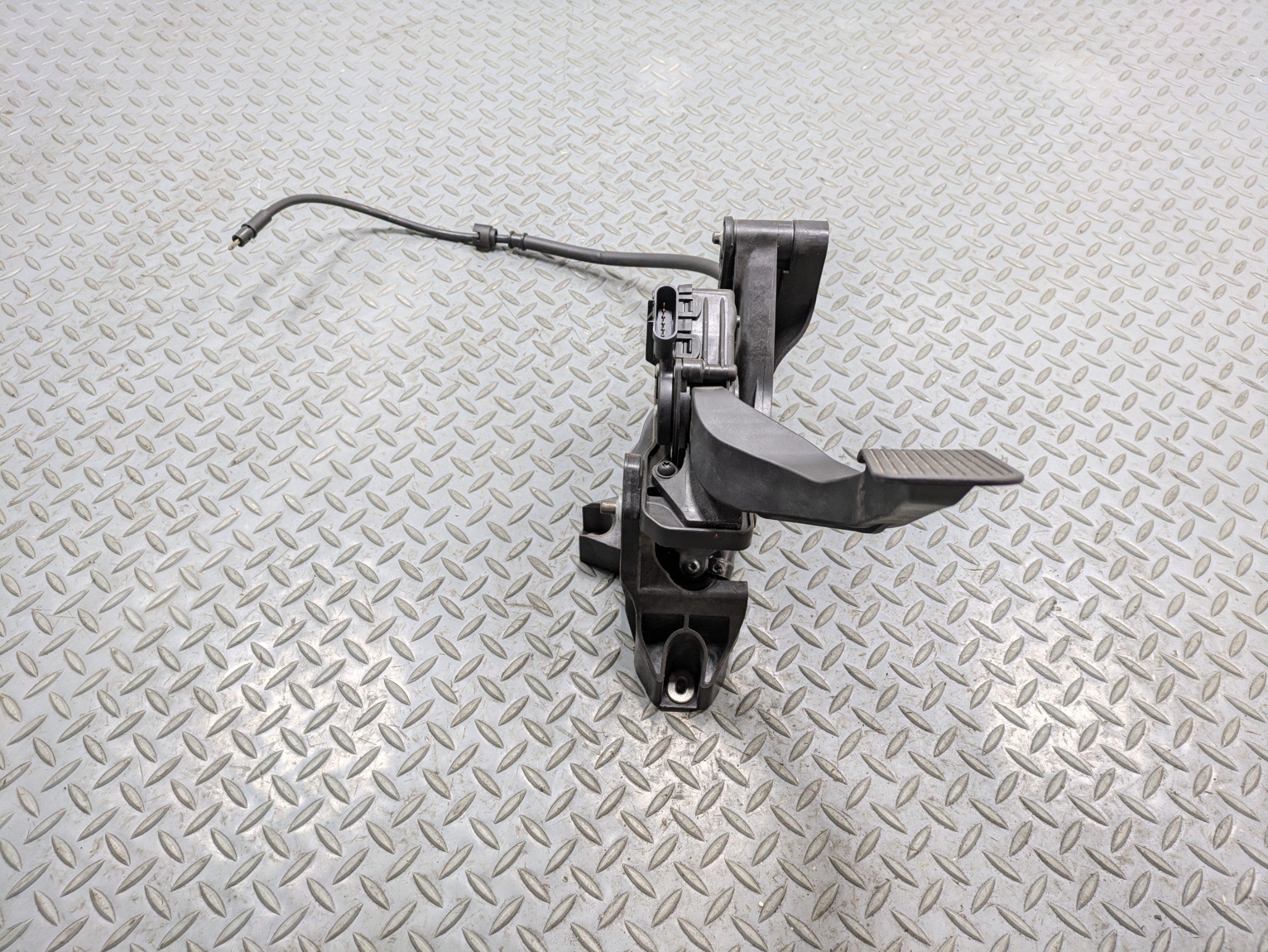 08 - 09 OEM CHEVROLET TAHOE HYBRID GAS ACCELERATOR THROTTLE PEDAL WITH SENSOR