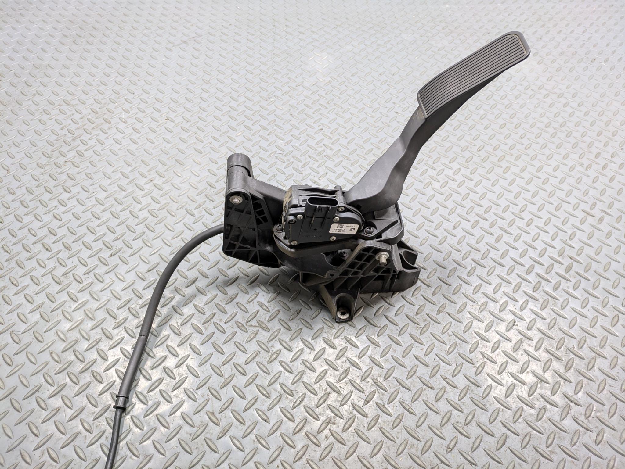 08 - 09 OEM CHEVROLET TAHOE HYBRID GAS ACCELERATOR THROTTLE PEDAL WITH SENSOR