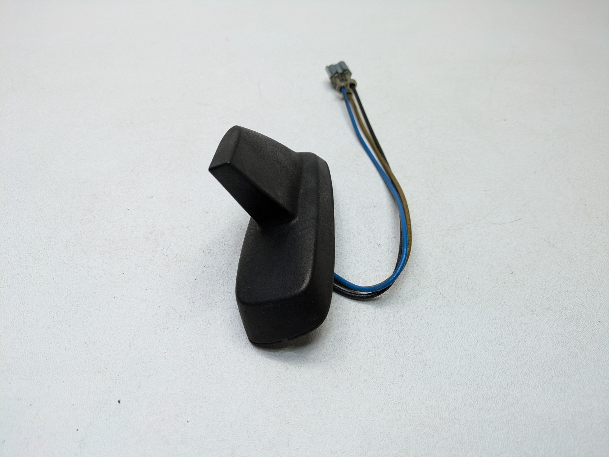 08 - 09 OEM CHEVROLET TAHOE HYBRID ROOF MOUNTED SHARK FIN RADIO ANTENNA BLACK