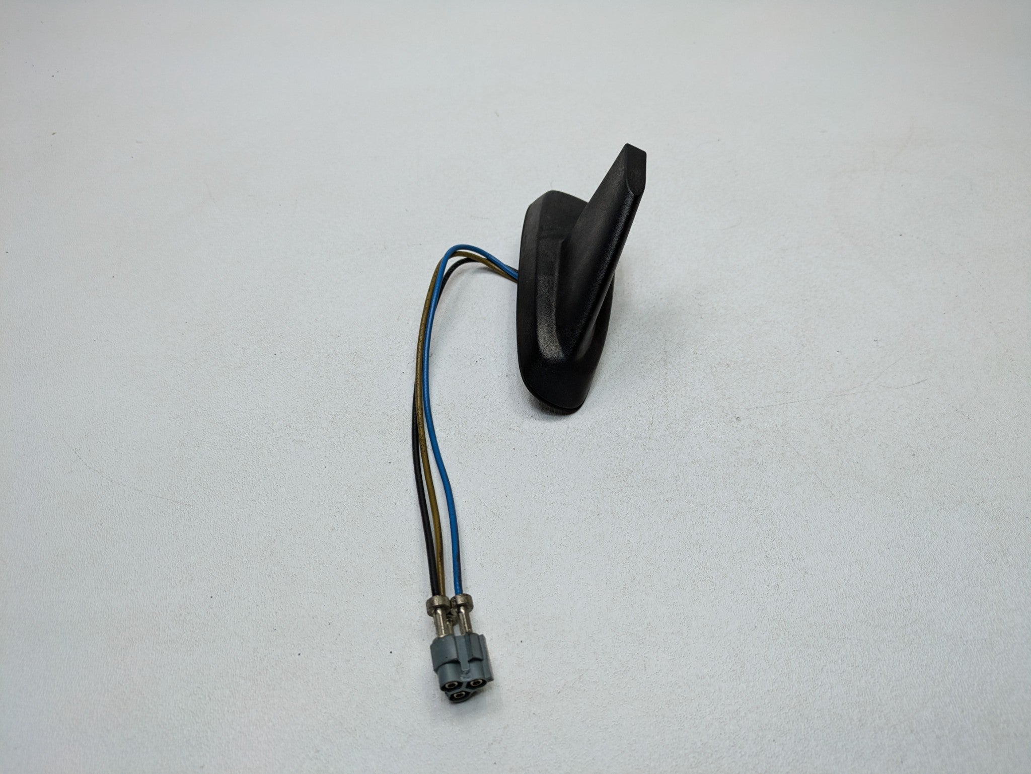 08 - 09 OEM CHEVROLET TAHOE HYBRID ROOF MOUNTED SHARK FIN RADIO ANTENNA BLACK