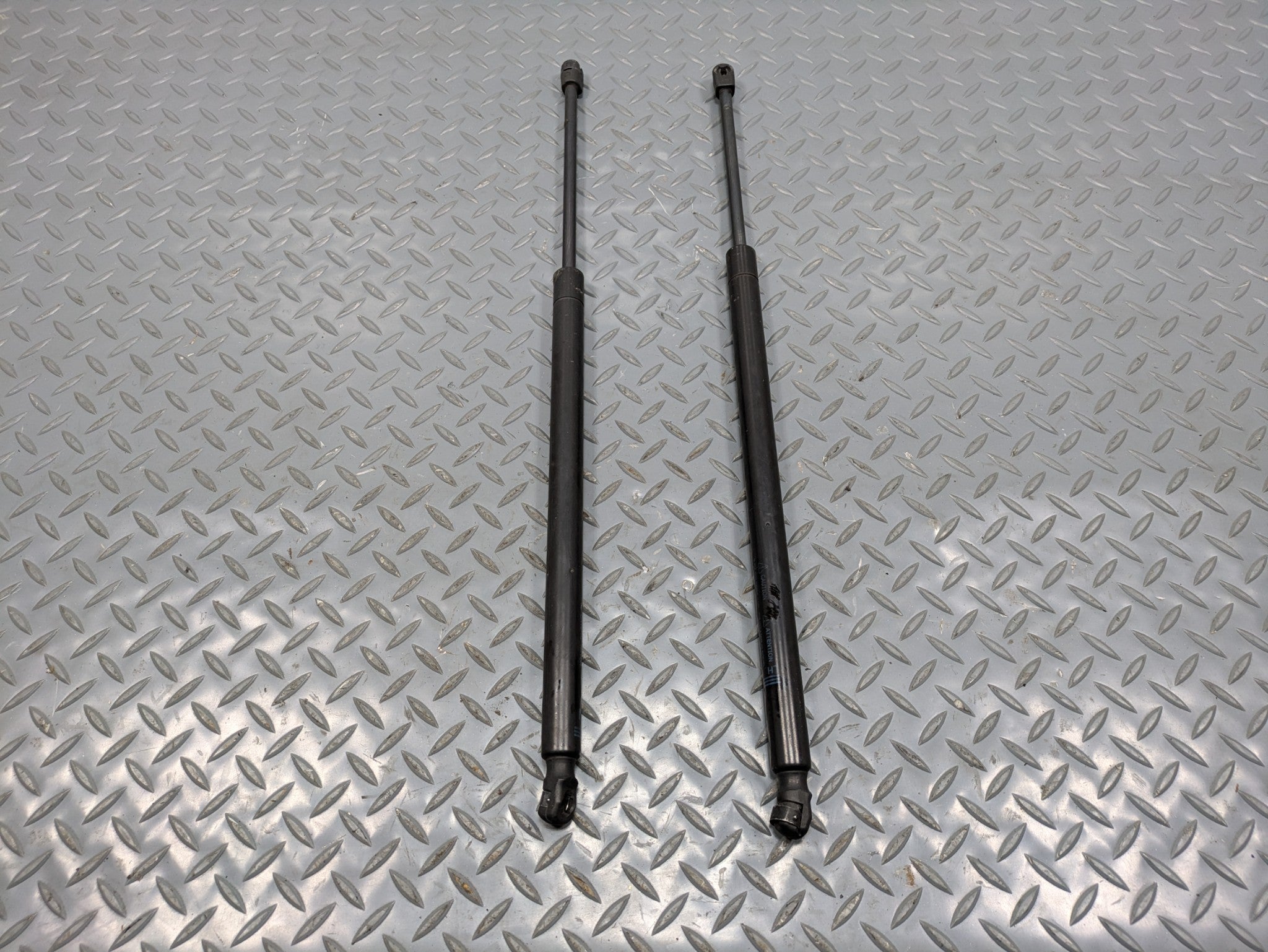 08 - 09 OEM CHEVROLET TAHOE HYBRID REAR LEFT AND RIGHT HATCH SUPPORT STRUTS SET