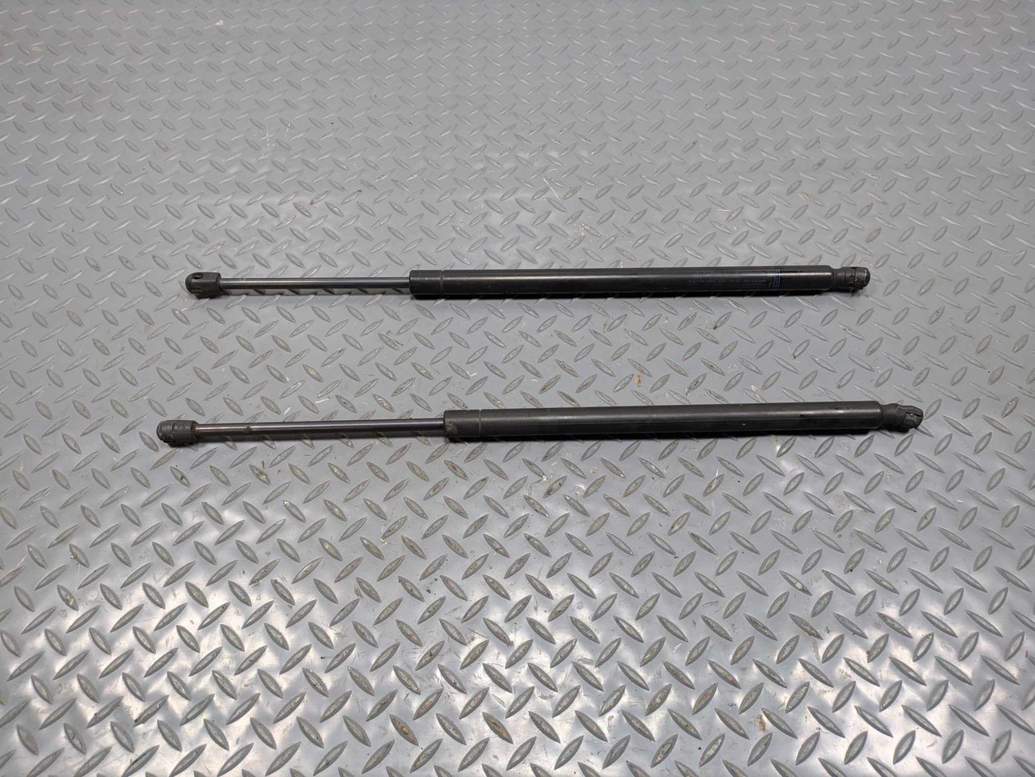 08 - 09 OEM CHEVROLET TAHOE HYBRID REAR LEFT AND RIGHT HATCH SUPPORT STRUTS SET