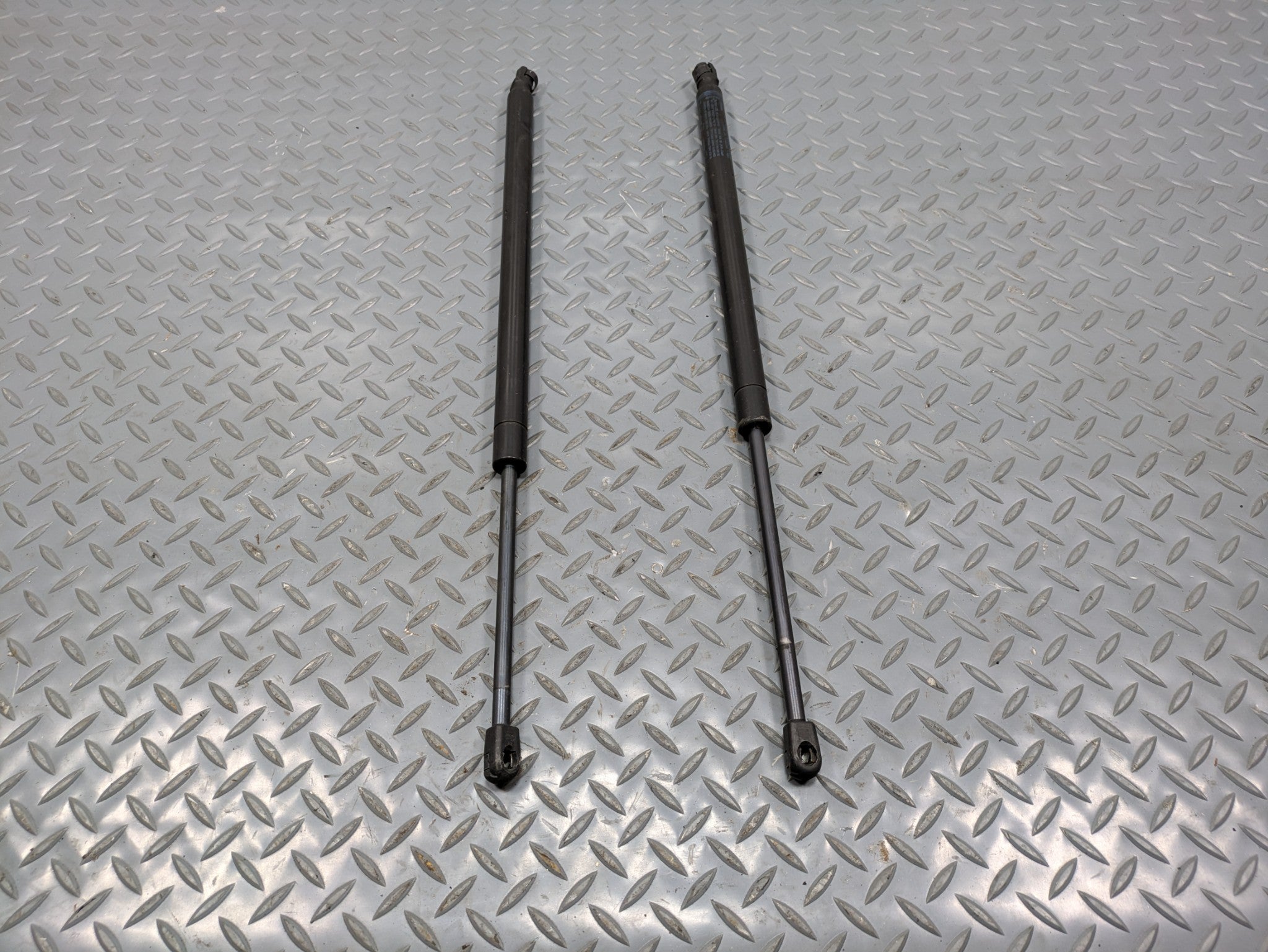 08 - 09 OEM CHEVROLET TAHOE HYBRID REAR LEFT AND RIGHT HATCH SUPPORT STRUTS SET