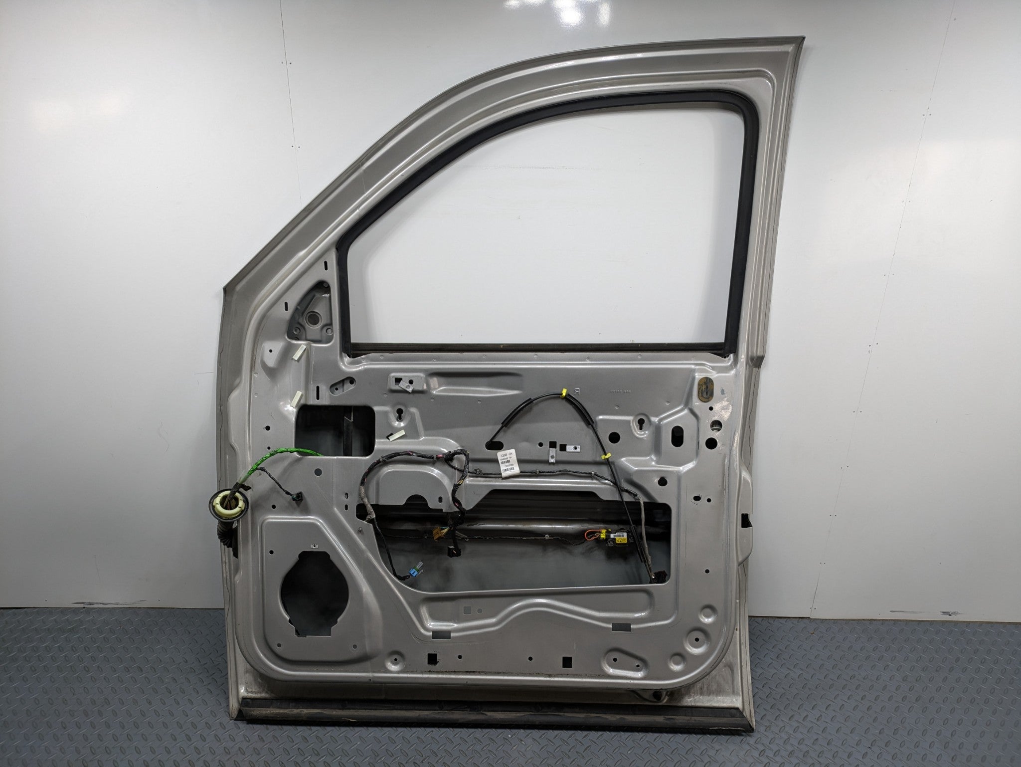 08 - 09 OEM CHEVROLET TAHOE HYBRID FRONT RIGHT PASSENGER SIDE DOOR SHELL PANEL