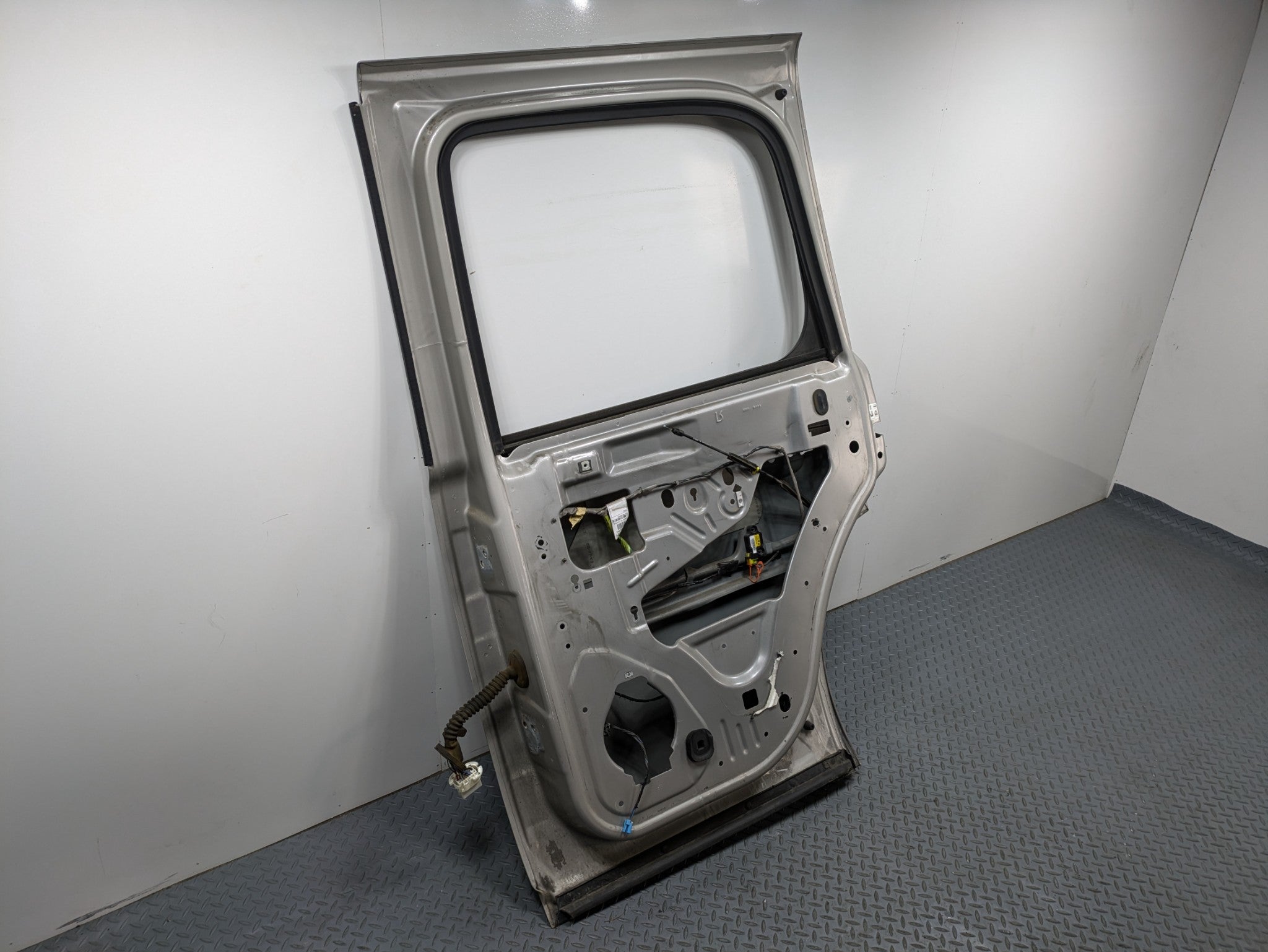 08 - 09 OEM CHEVROLET TAHOE HYBRID REAR RIGHT PASSENGER SIDE DOOR SHELL PANEL