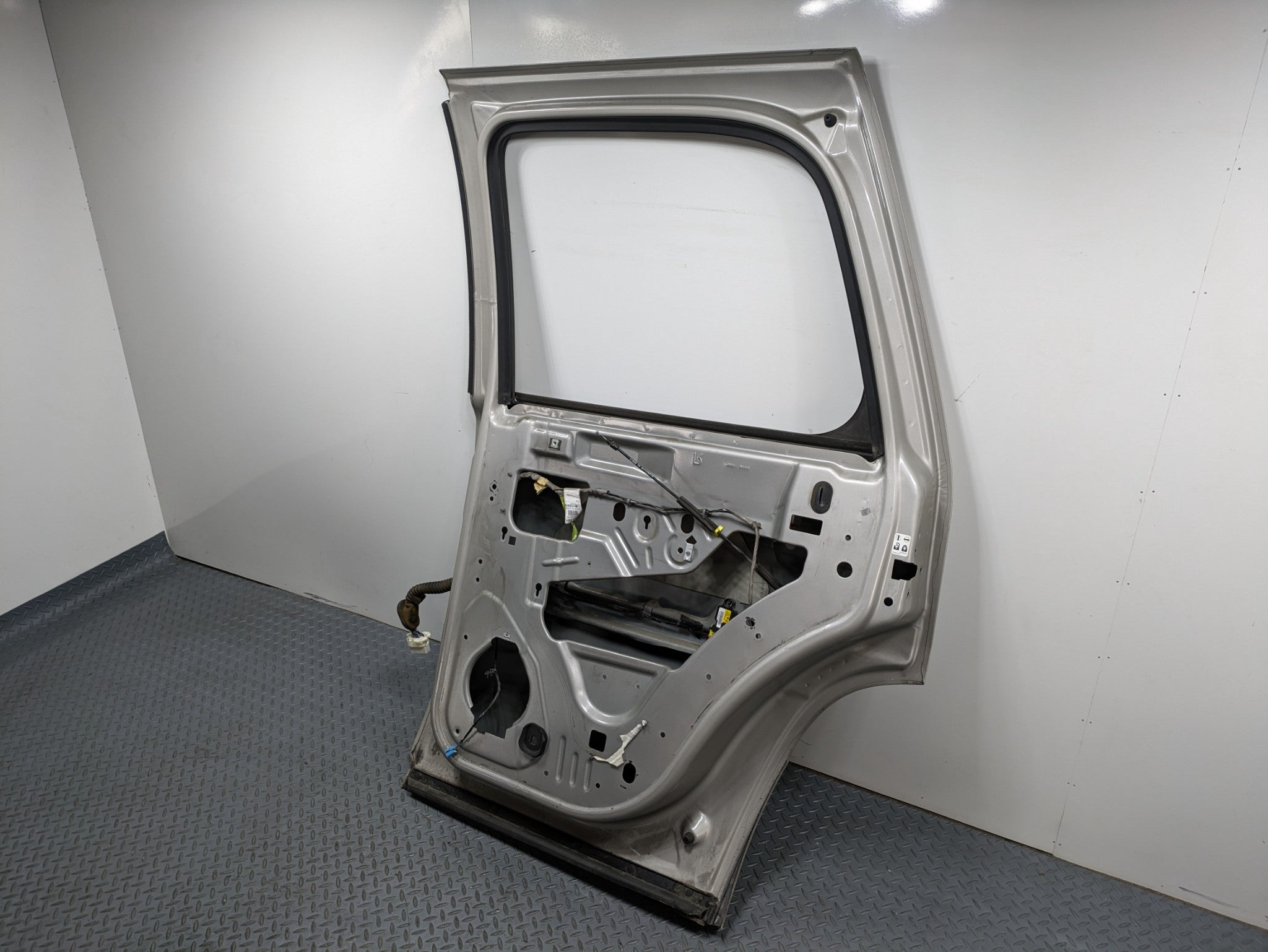 08 - 09 OEM CHEVROLET TAHOE HYBRID REAR RIGHT PASSENGER SIDE DOOR SHELL PANEL