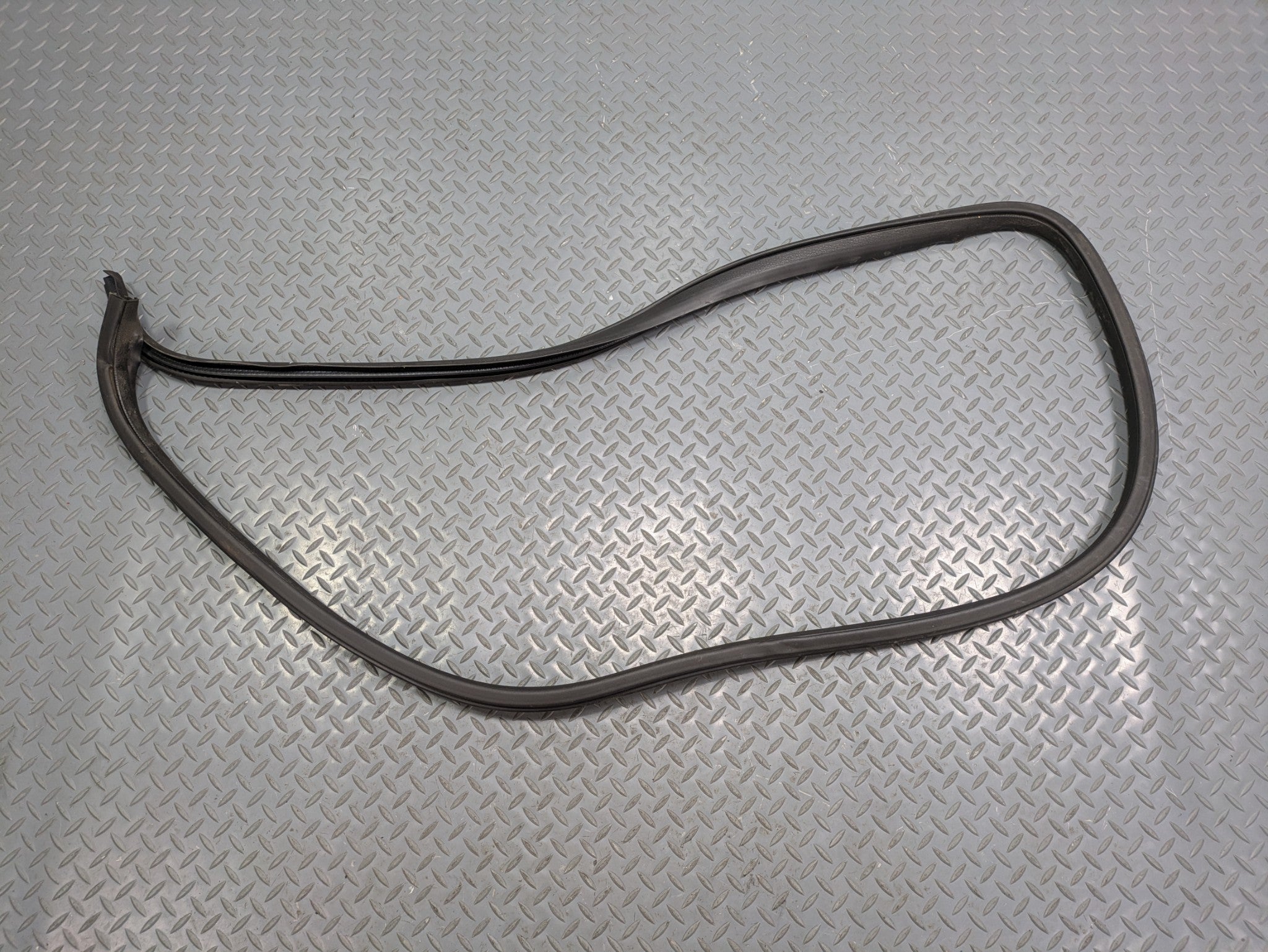 06 - 10 OEM FORD EXPLORER FRONT RIGHT PASSENGER SIDE WEATHER STRIPPING RUBBER