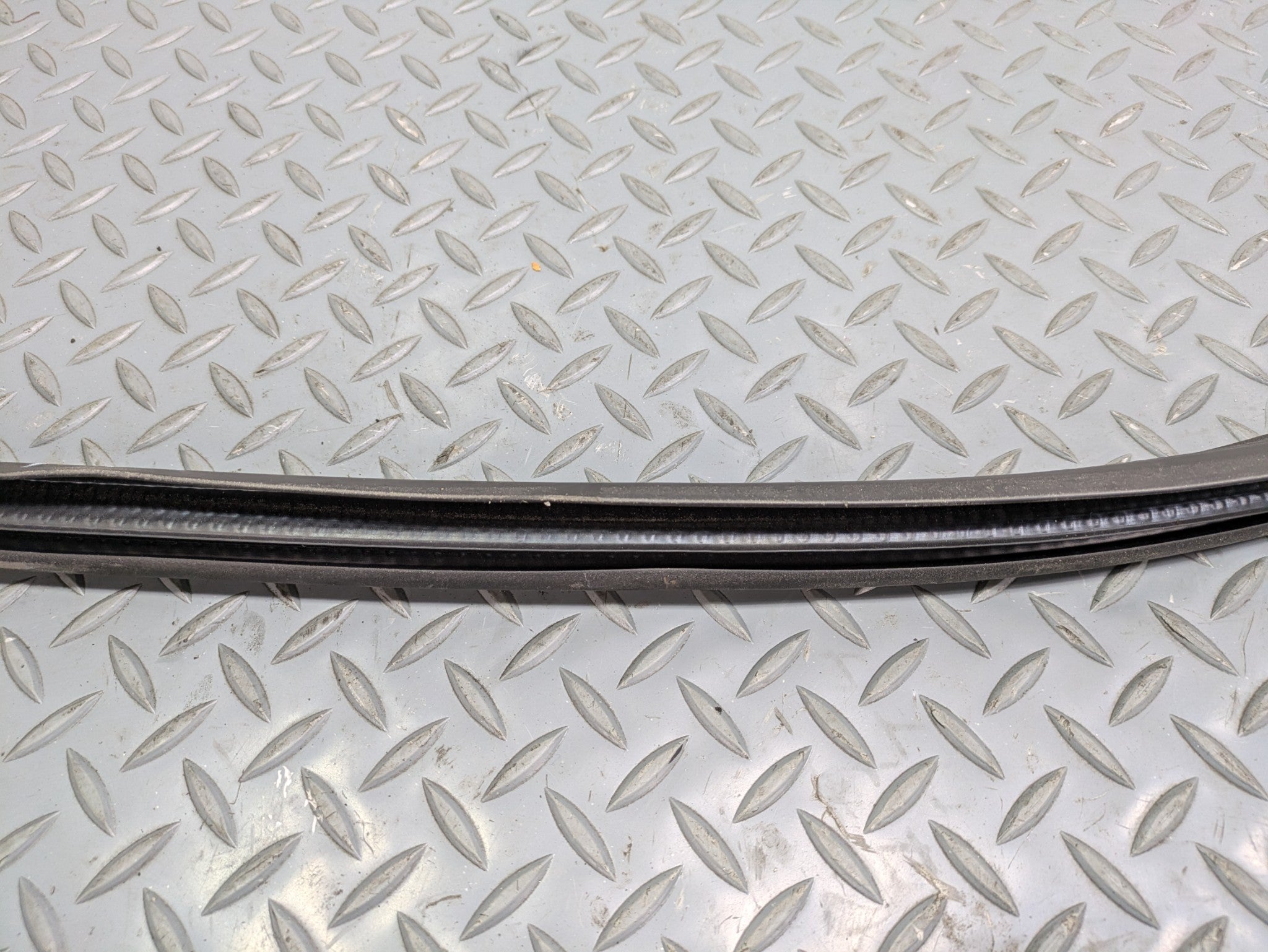 06 - 10 OEM FORD EXPLORER FRONT RIGHT PASSENGER SIDE WEATHER STRIPPING RUBBER