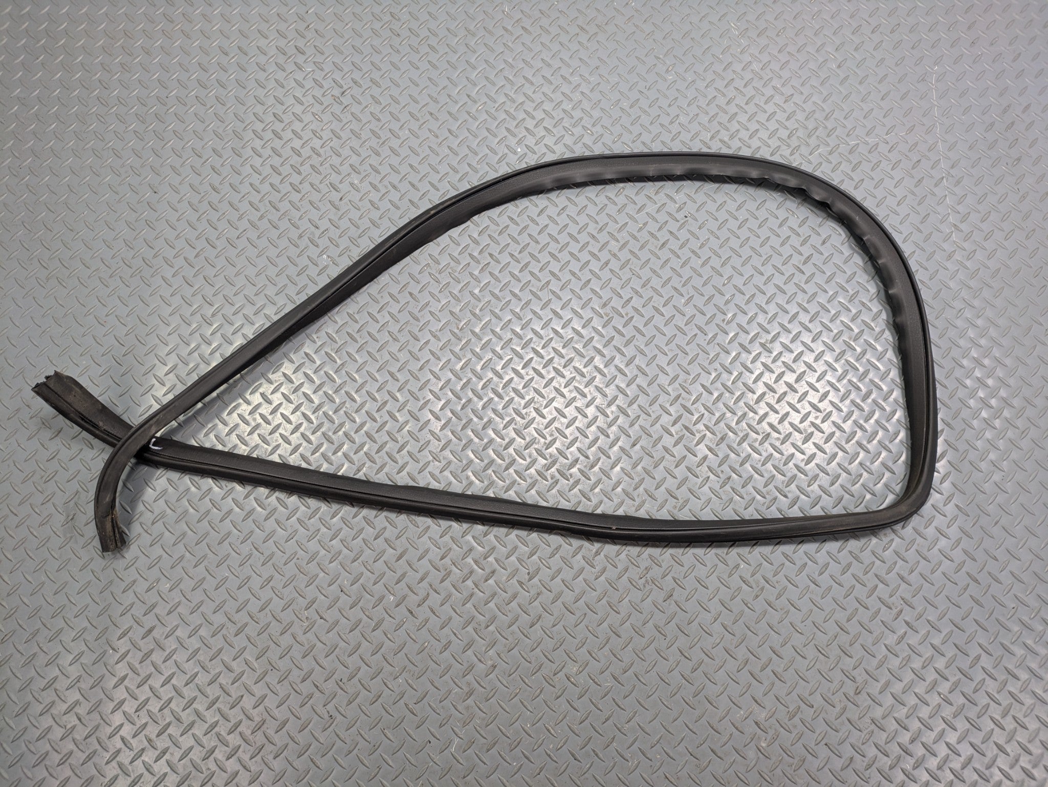 2006 - 2010 OEM FORD EXPLORER FRONT LEFT DRIVER SIDE WEATHER STRIPPING RUBBER