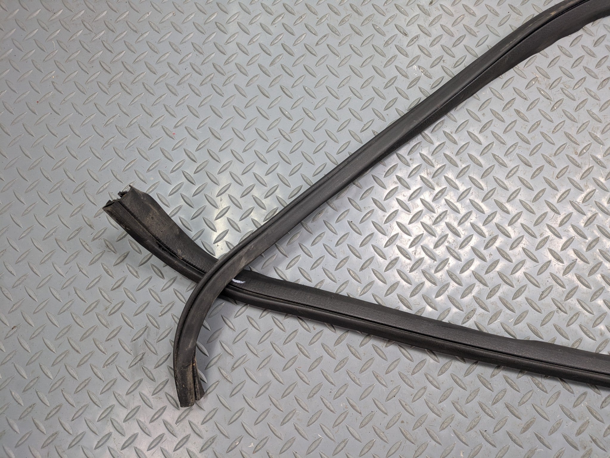 2006 - 2010 OEM FORD EXPLORER FRONT LEFT DRIVER SIDE WEATHER STRIPPING RUBBER