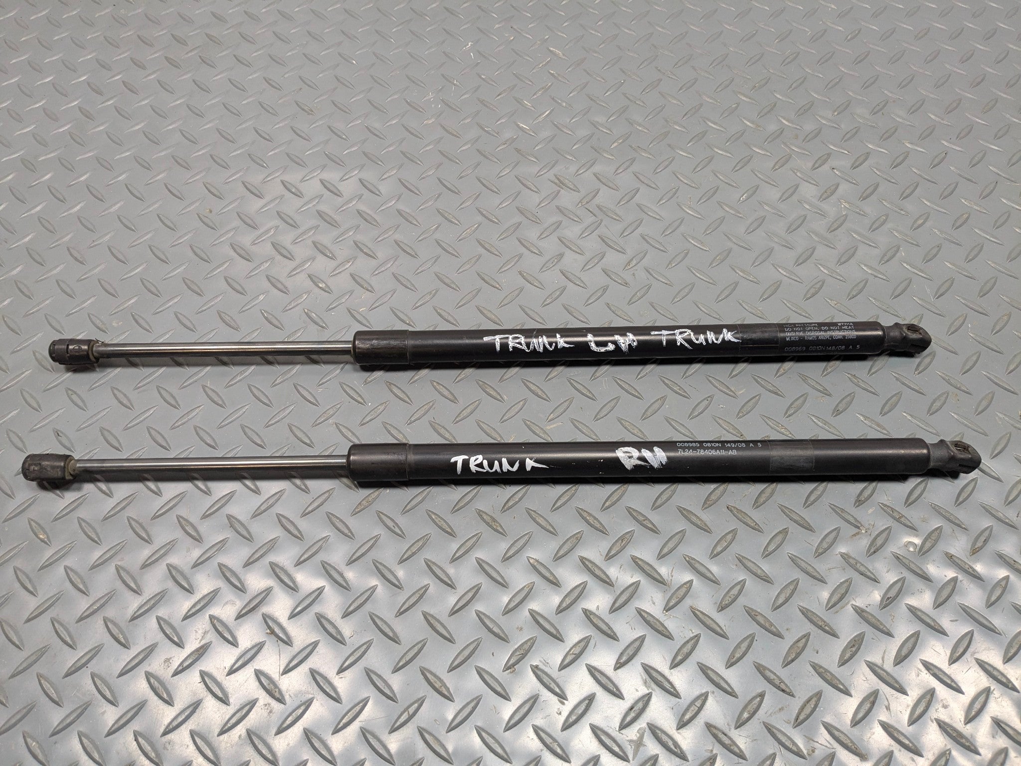 06-10 OEM FORD EXPLORER REAR LEFT AND RIGHT SIDE TRUNK HATCH LIFT SUPPORT STRUT