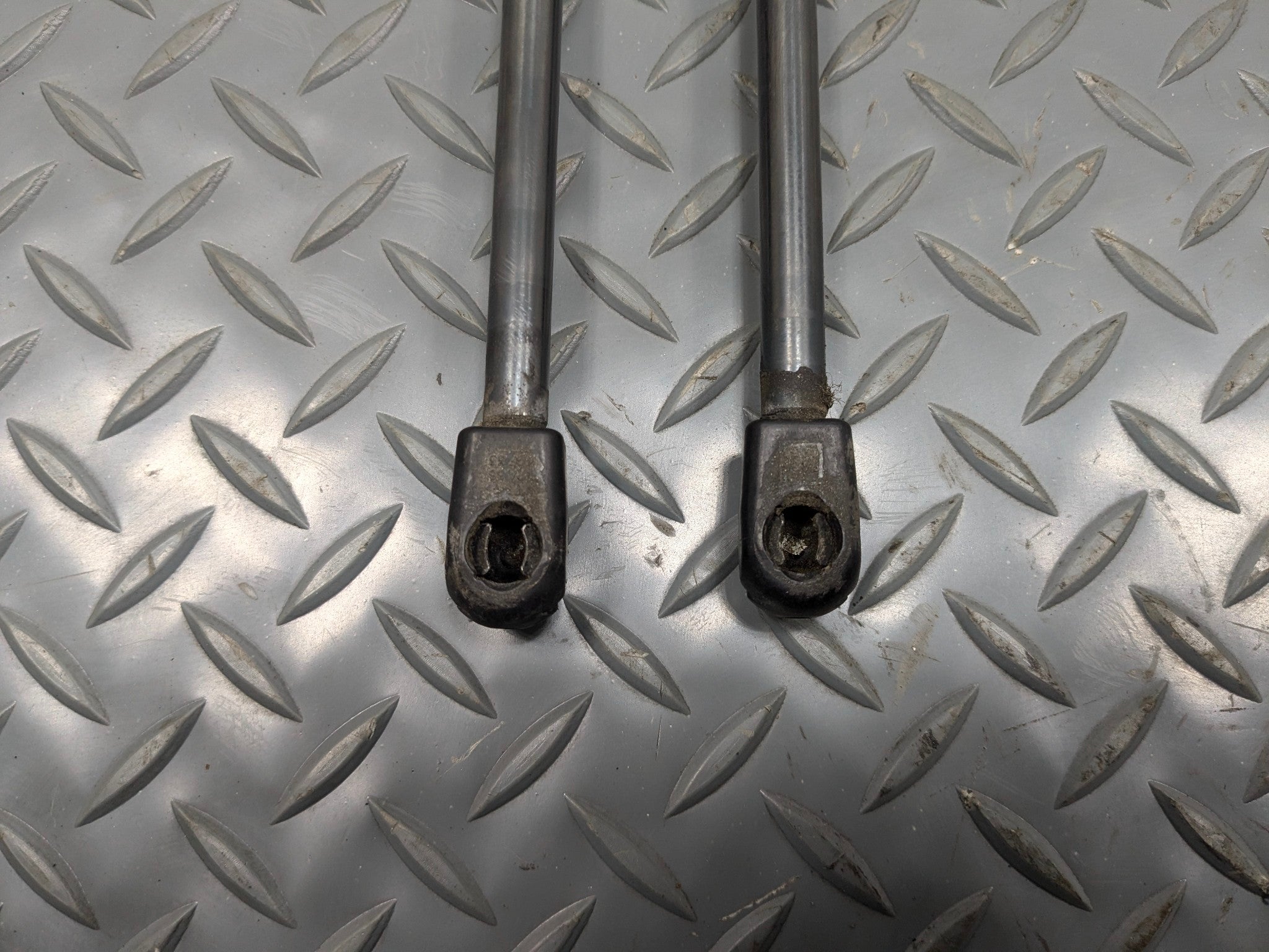 06-10 OEM FORD EXPLORER REAR LEFT AND RIGHT SIDE TRUNK HATCH LIFT SUPPORT STRUT