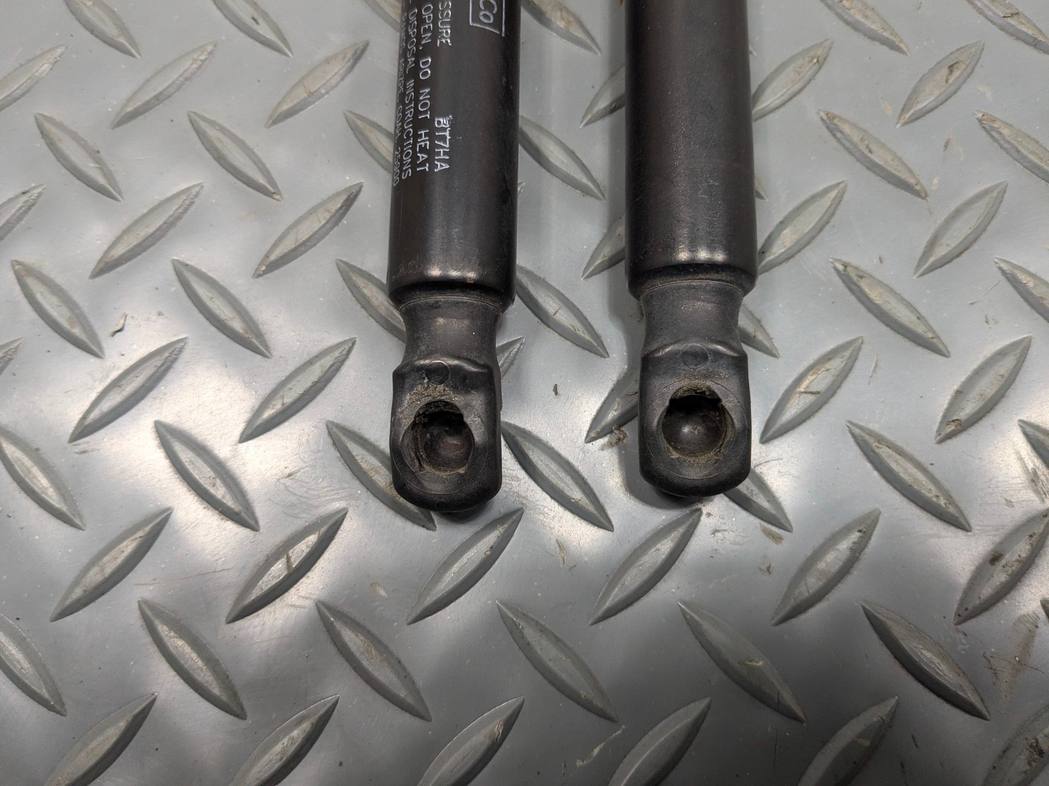 06-10 OEM FORD EXPLORER REAR LEFT AND RIGHT SIDE TRUNK HATCH LIFT SUPPORT STRUT