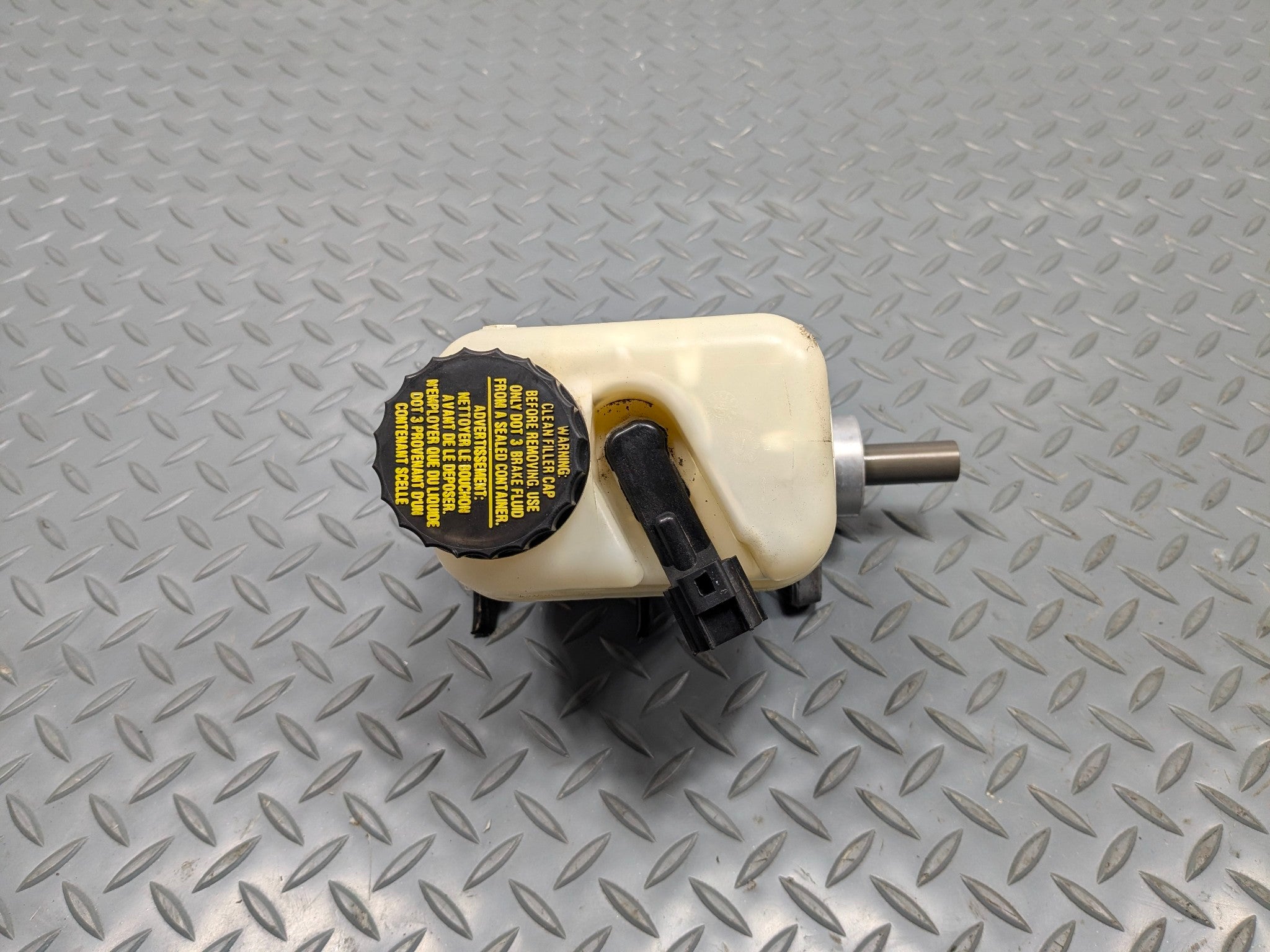 2006 - 2010 OEM FORD EXPLORER BRAKE MASTER CYLINDER WITH RESERVOIR ASSEMBLY