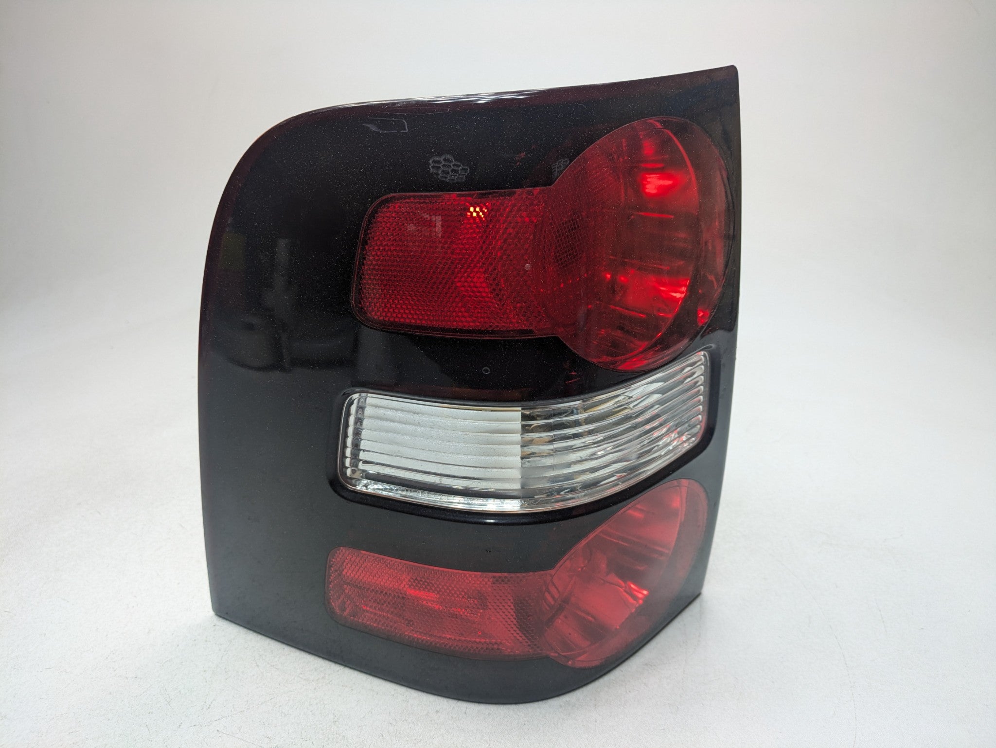 2006 - 2010 OEM FORD EXPLORER REAR LEFT DRIVER SIDE OUTER TAIL LIGHT ASSEMBLY