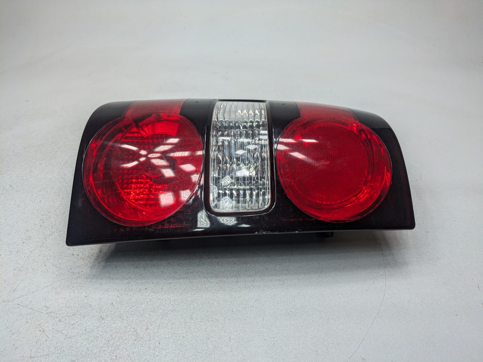 2006 - 2010 OEM FORD EXPLORER REAR LEFT DRIVER SIDE OUTER TAIL LIGHT ASSEMBLY