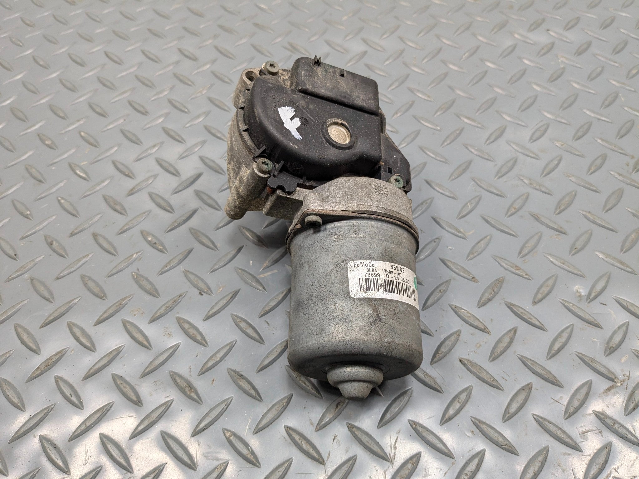 2006 - 2010 OEM FORD EXPLORER FRONT WINDSHIELD WIPER MOTOR ASSEMBLY