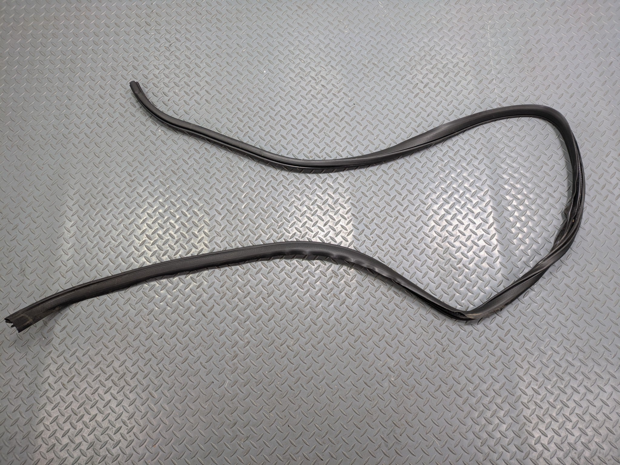 2006 - 2010 OEM FORD EXPLORER REAR LEFT DRIVER SIDE WEATHER STRIPPING RUBBER