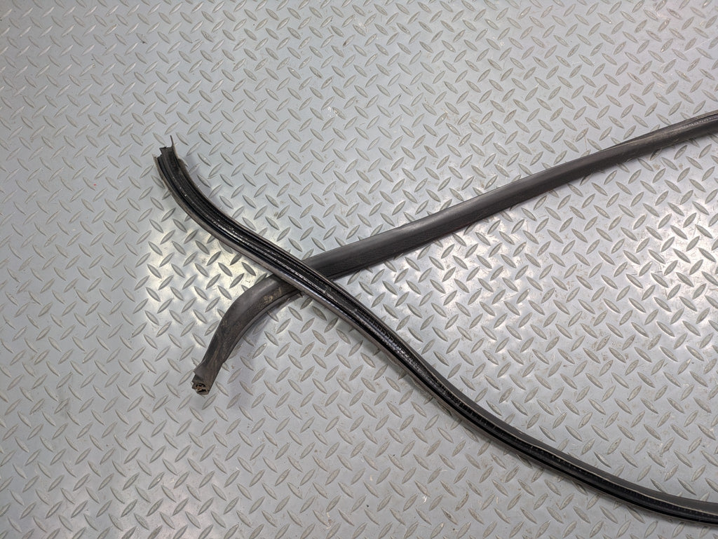 2006 - 2010 OEM FORD EXPLORER REAR RIGHT PASSENGER SIDE WEATHER STRIPPING RUBBER