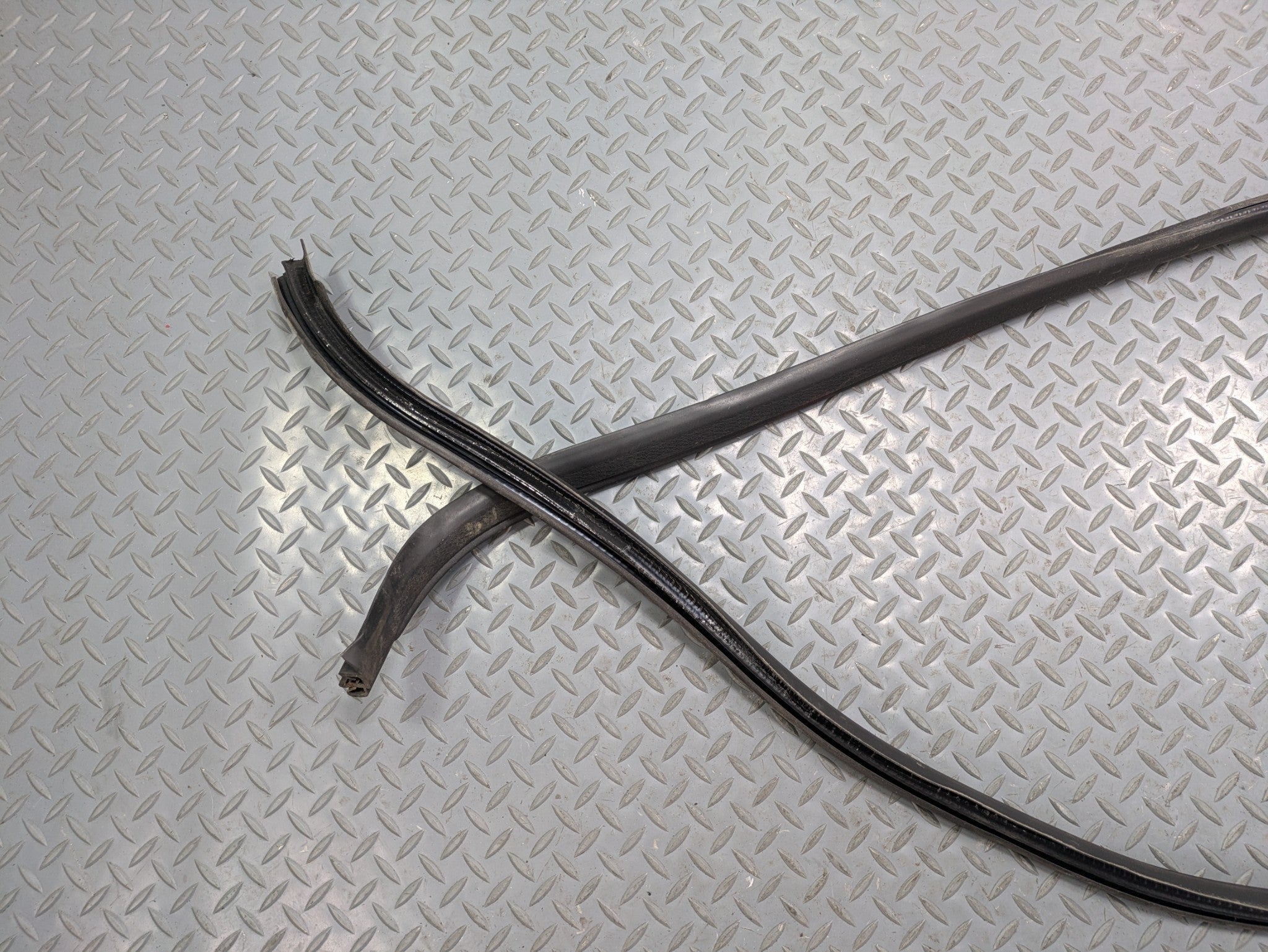 2006 - 2010 OEM FORD EXPLORER REAR RIGHT PASSENGER SIDE WEATHER STRIPPING RUBBER