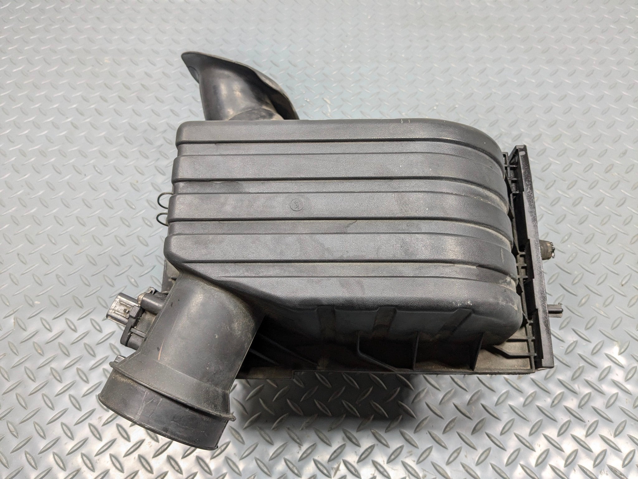 2006 - 2010 OEM FORD EXPLORER AIR CLEANER INTAKE HOUSING FILTER BOX ASSEMBLY