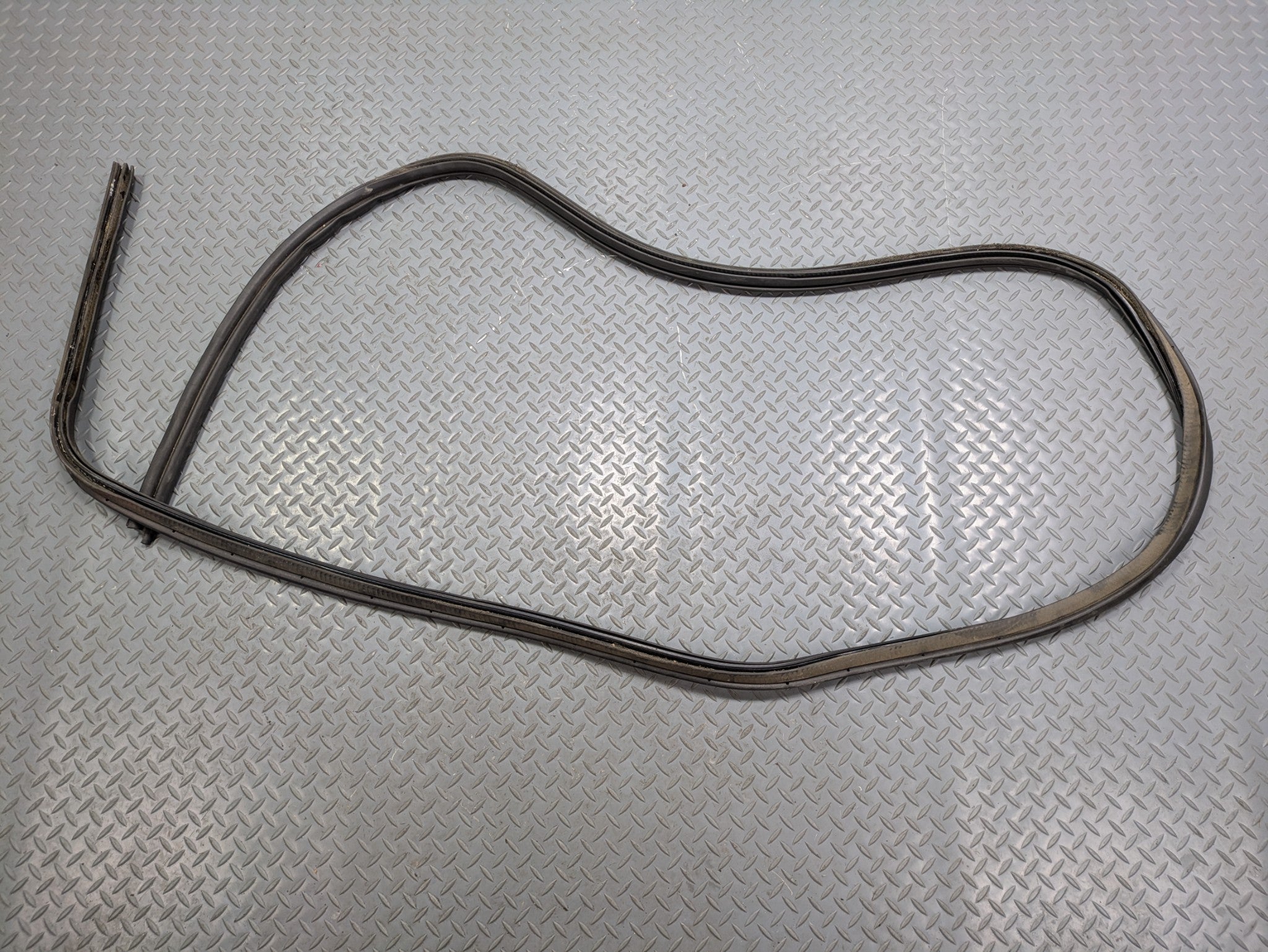 2006 - 2010 OEM FORD EXPLORER REAR TRUNK TAILGATE SEAL WEATHER STRIPPING RUBBER