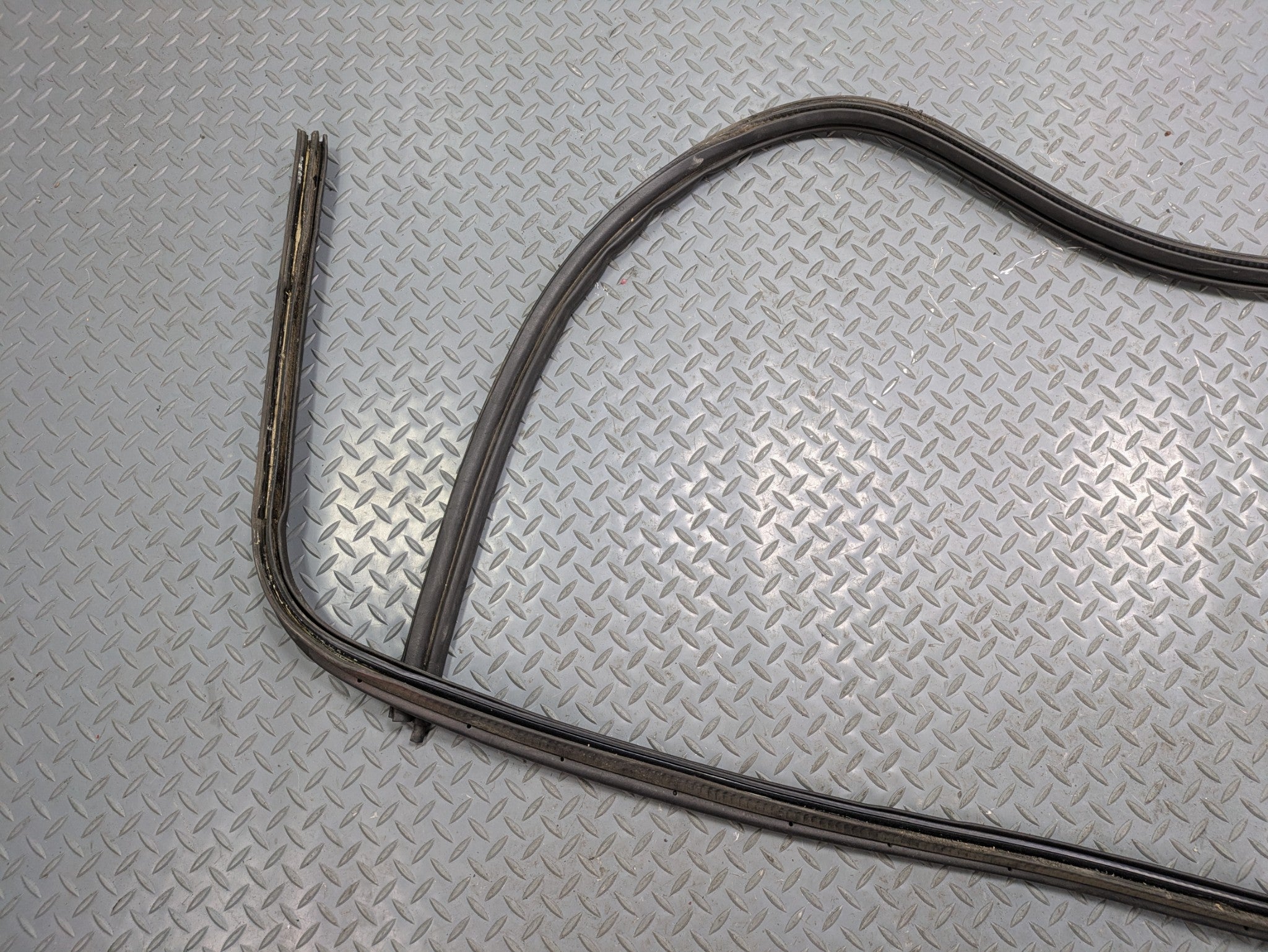 2006 - 2010 OEM FORD EXPLORER REAR TRUNK TAILGATE SEAL WEATHER STRIPPING RUBBER