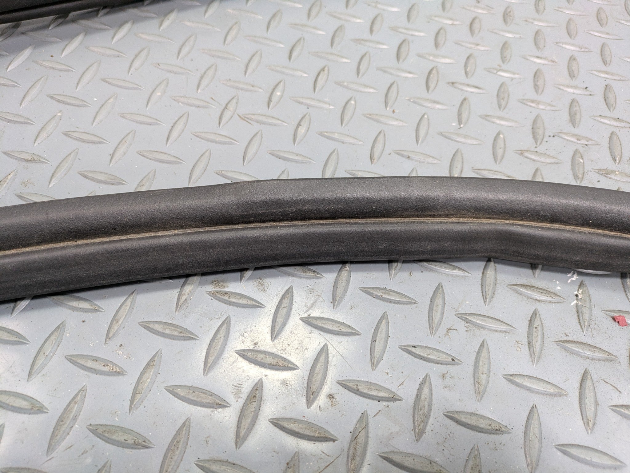 2006 - 2010 OEM FORD EXPLORER REAR TRUNK TAILGATE SEAL WEATHER STRIPPING RUBBER