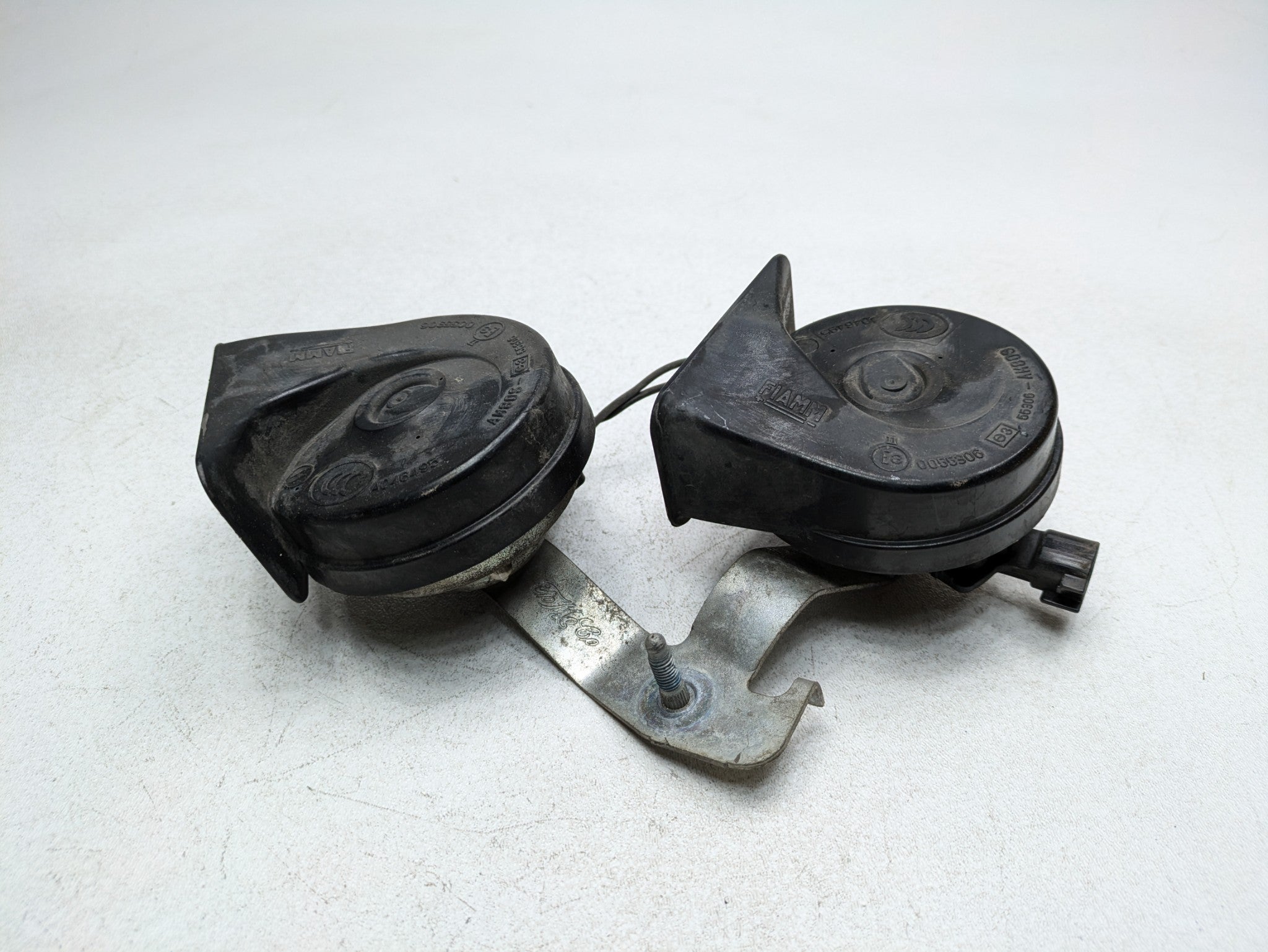 2006 - 2010 OEM FORD EXPLORER HIGH AND LOW TONE FREQUENCY PITCH SIGNAL HORN SET