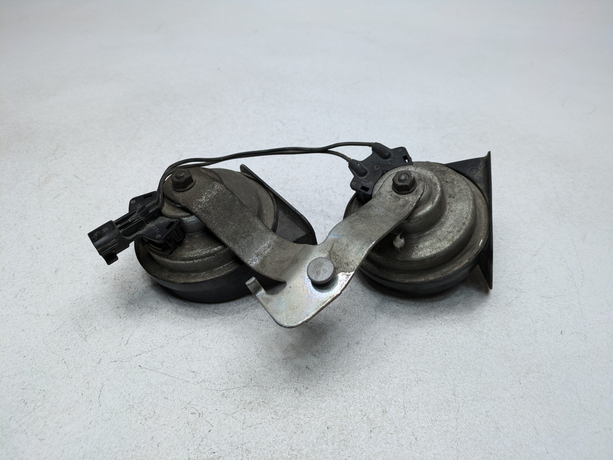 2006 - 2010 OEM FORD EXPLORER HIGH AND LOW TONE FREQUENCY PITCH SIGNAL HORN SET