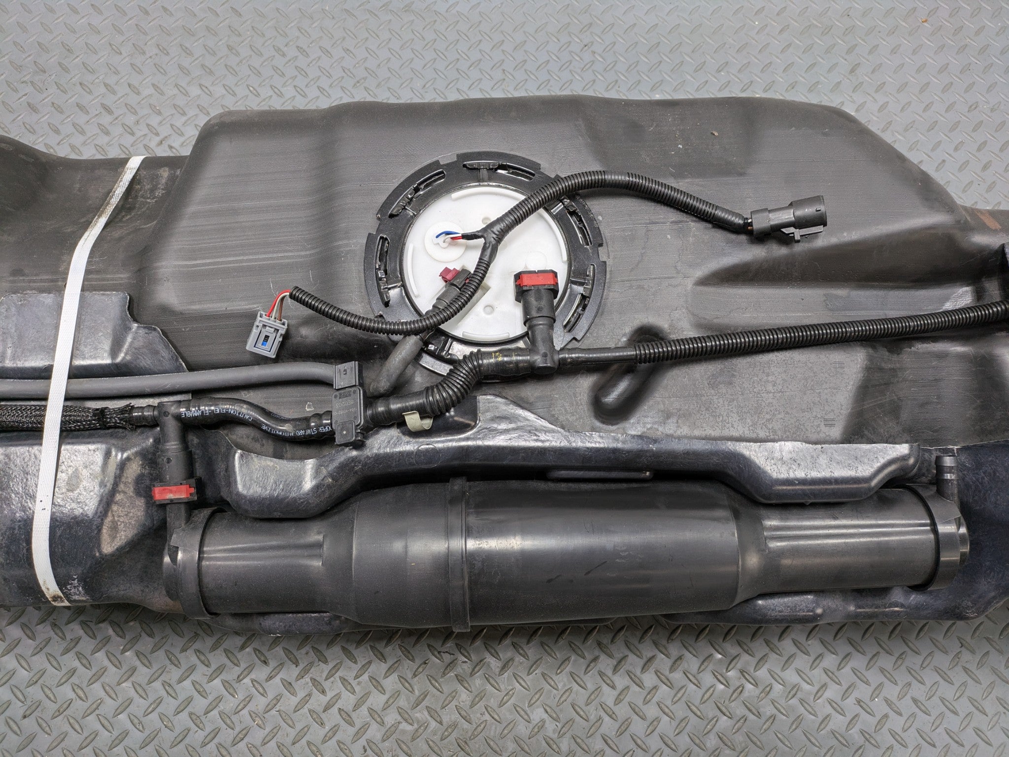 2006 - 2010 OEM FORD EXPLORER GAS FUEL TANK CONTAINER ASSEMBLY