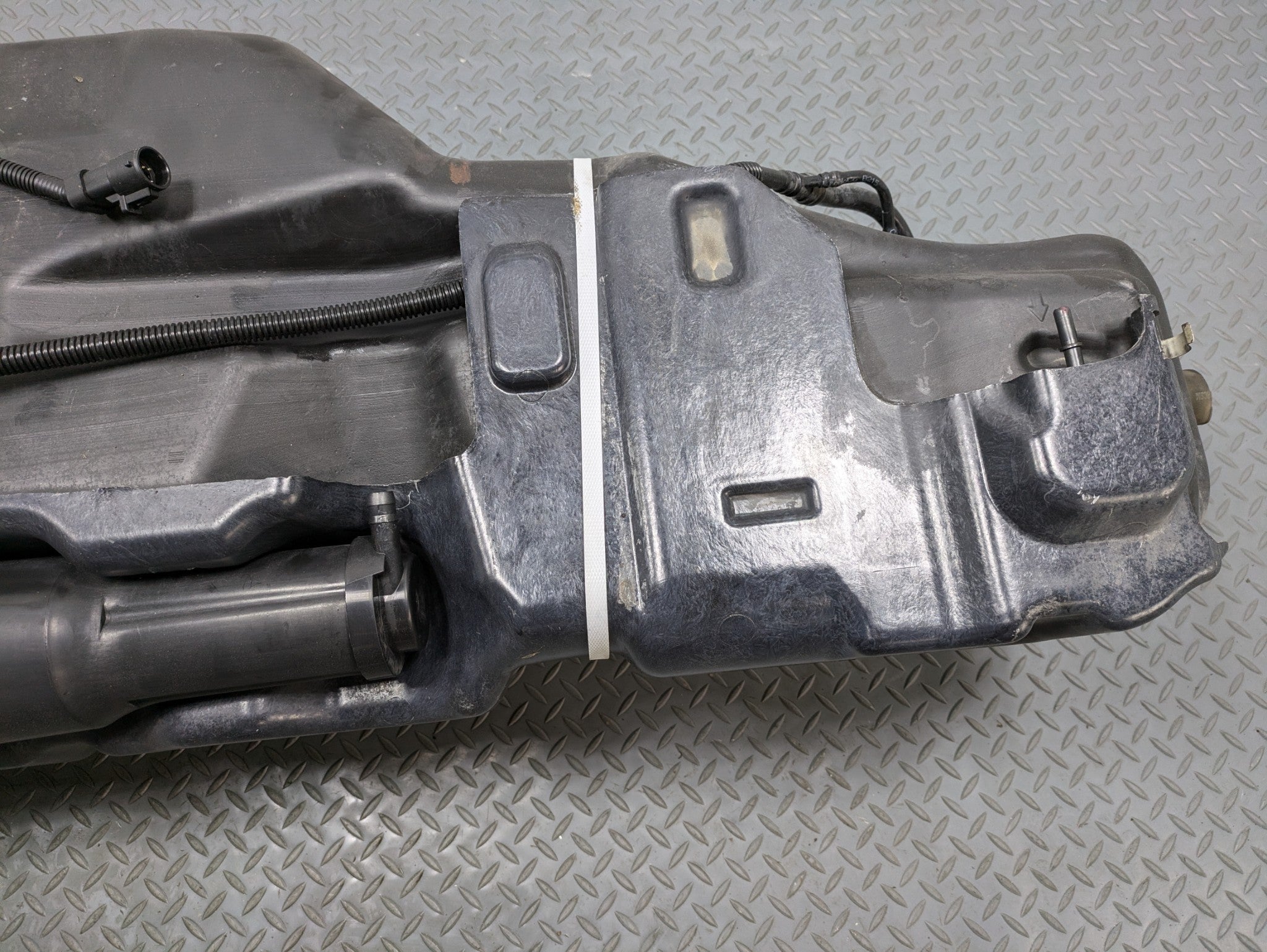 2006 - 2010 OEM FORD EXPLORER GAS FUEL TANK CONTAINER ASSEMBLY