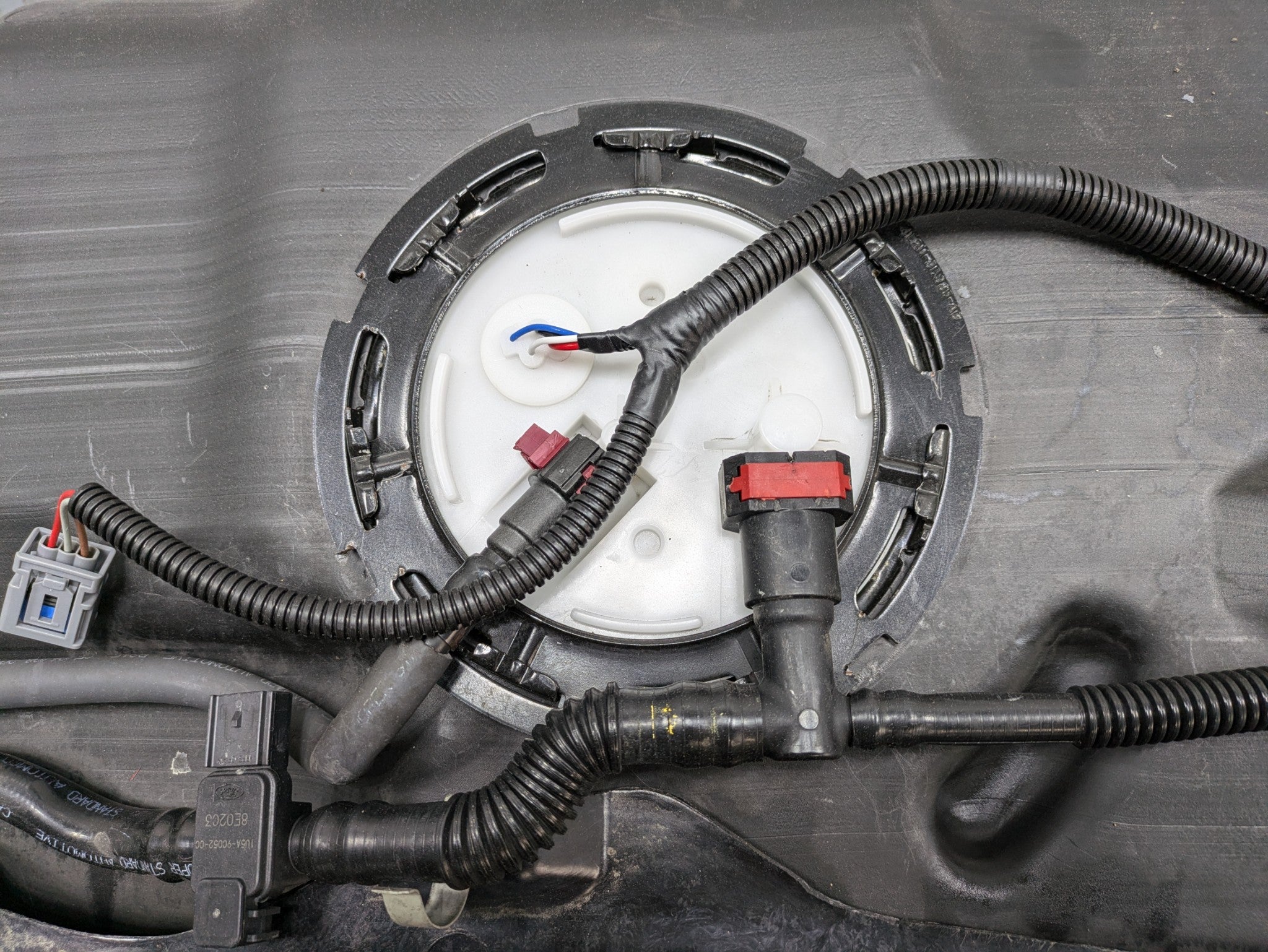 2006 - 2010 OEM FORD EXPLORER GAS FUEL TANK CONTAINER ASSEMBLY