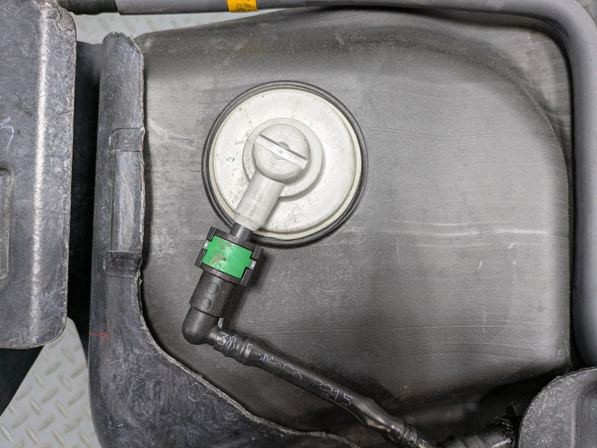 2006 - 2010 OEM FORD EXPLORER GAS FUEL TANK CONTAINER ASSEMBLY