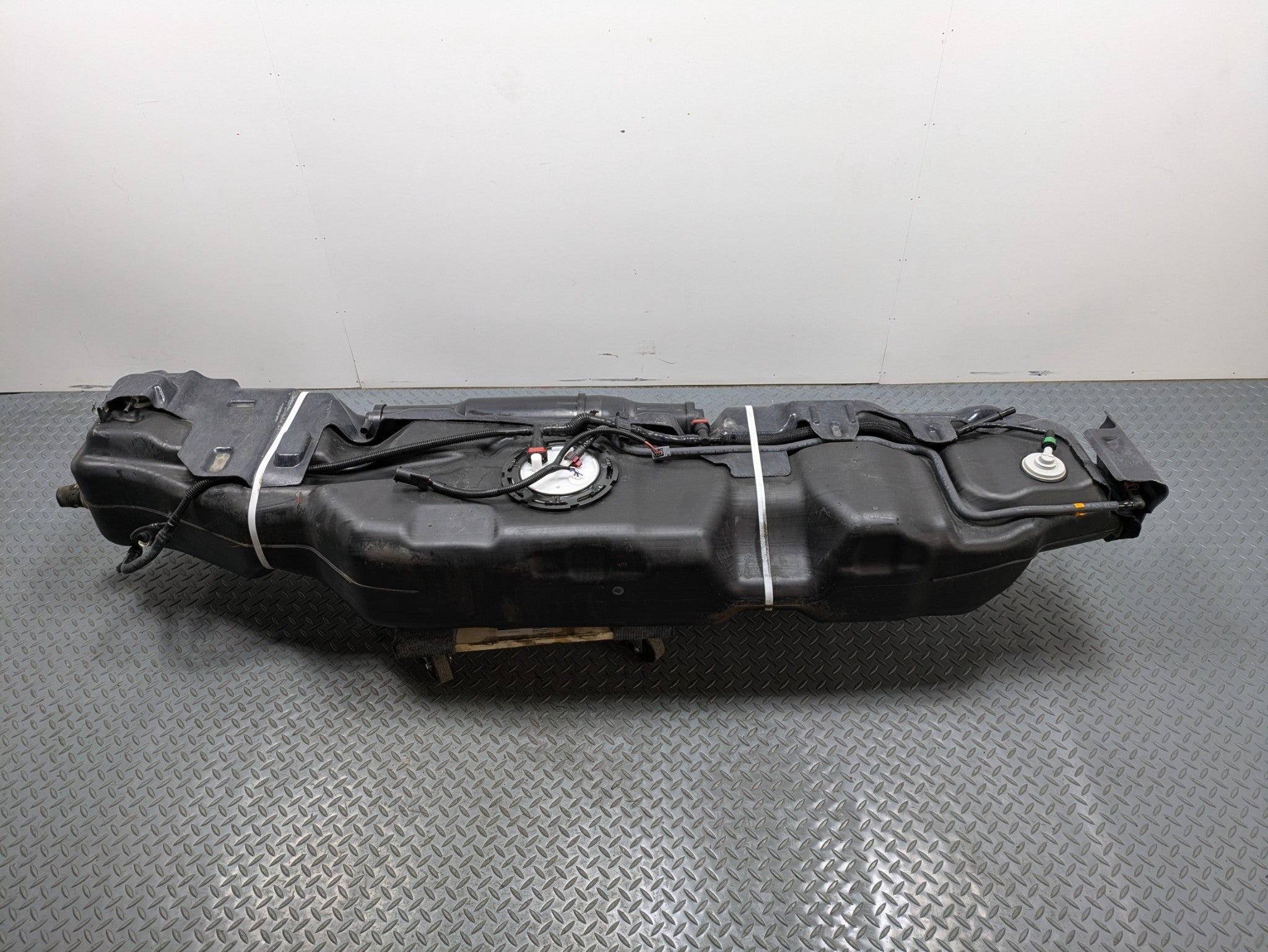 2006 - 2010 OEM FORD EXPLORER GAS FUEL TANK CONTAINER ASSEMBLY