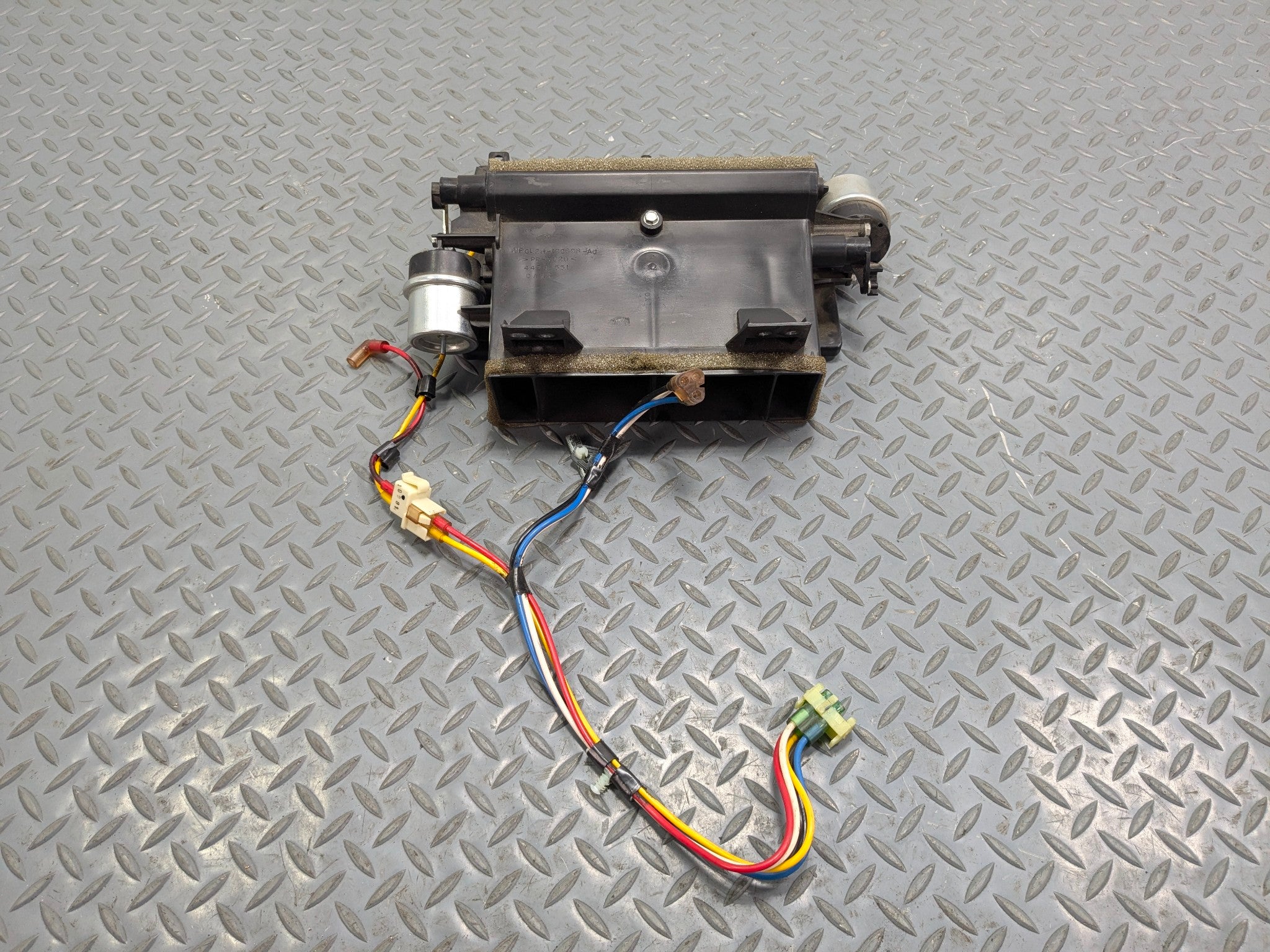 2006 - 2010 OEM FORD EXPLORER DASH AIR VENT OUTLET CHAMBER ASSEMBLY