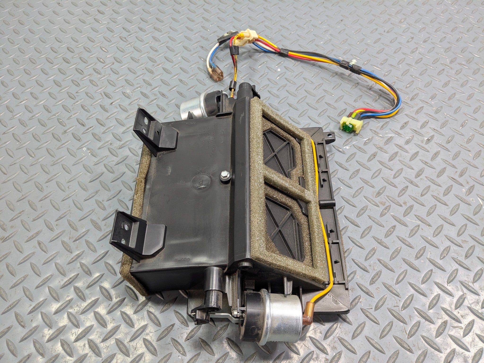 2006 - 2010 OEM FORD EXPLORER DASH AIR VENT OUTLET CHAMBER ASSEMBLY