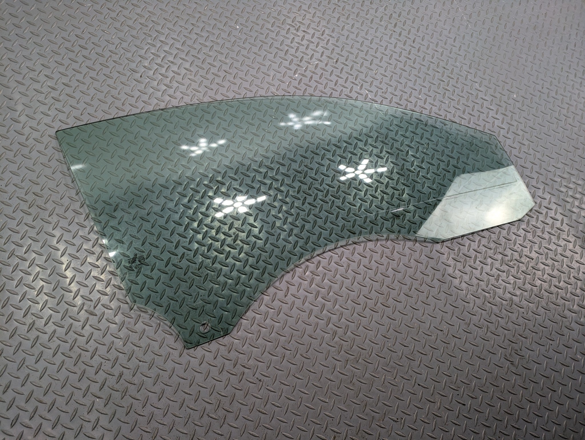 02 - 05 OEM MERCEDES BENZ CLK320 FRONT RIGHT PASSENGER SIDE DOOR WINDOW GLASS
