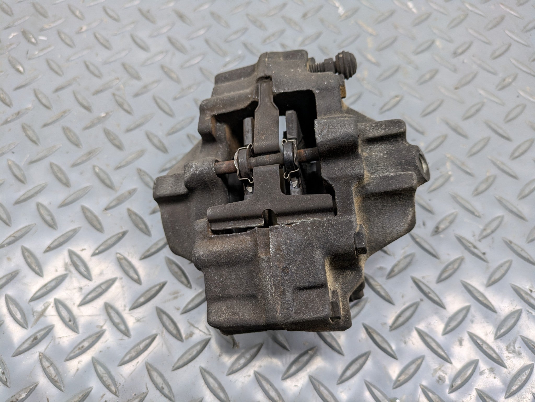 02 - 05 OEM MERCEDES BENZ CLK320 REAR LEFT DRIVER SIDE BRAKE CALIPER ASSEMBLY