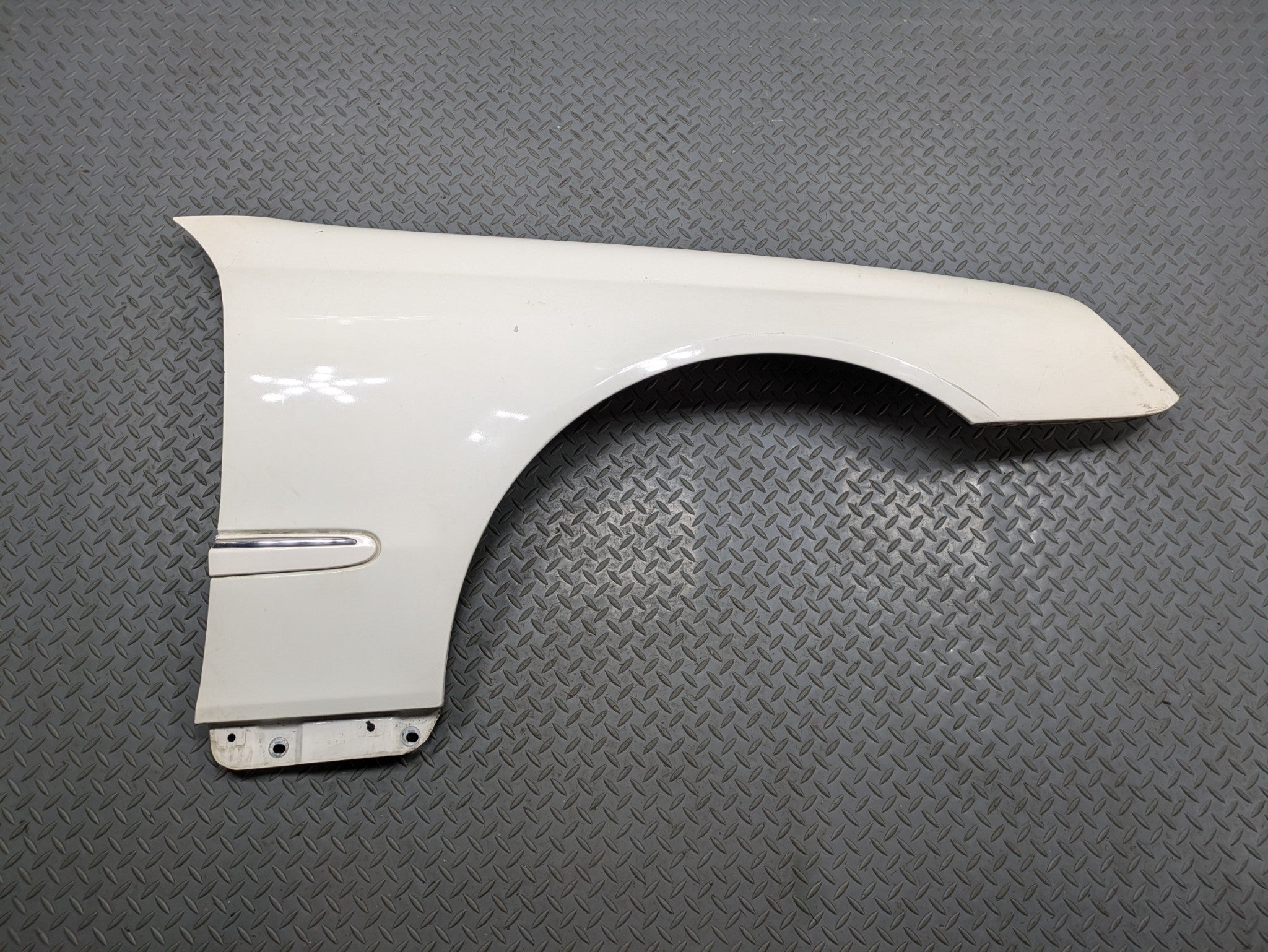 2002 - 2005 OEM MERCEDES BENZ CLK320 RIGHT PASSENGER SIDE FENDER ASSEMBLY WHITE