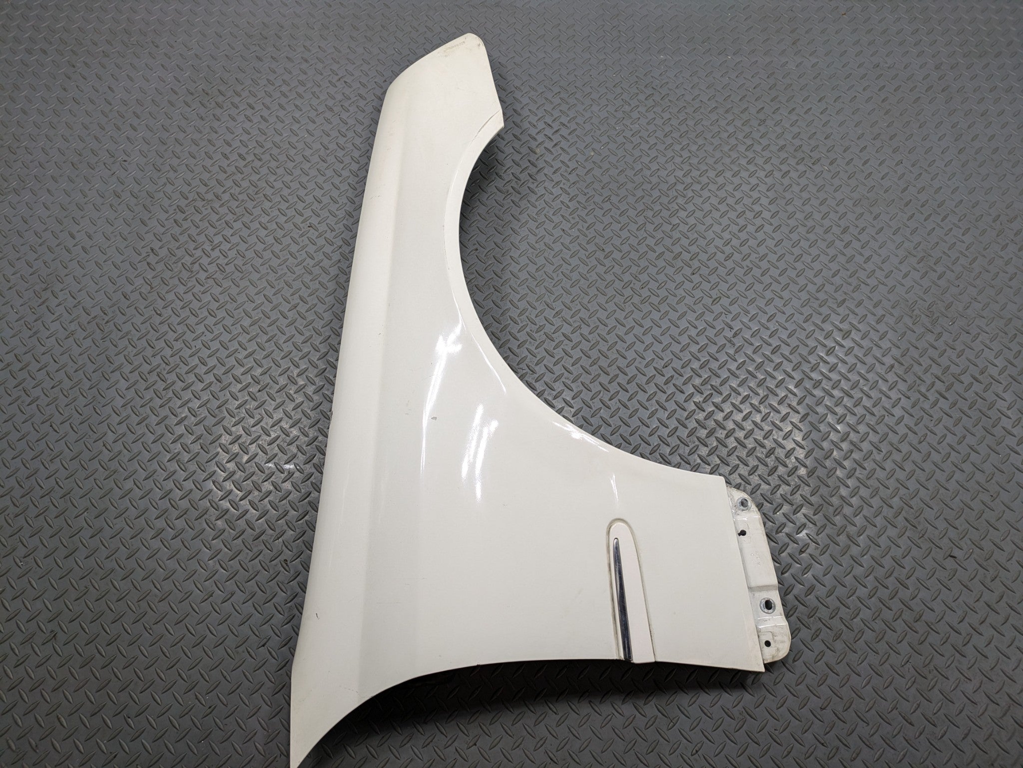 2002 - 2005 OEM MERCEDES BENZ CLK320 RIGHT PASSENGER SIDE FENDER ASSEMBLY WHITE