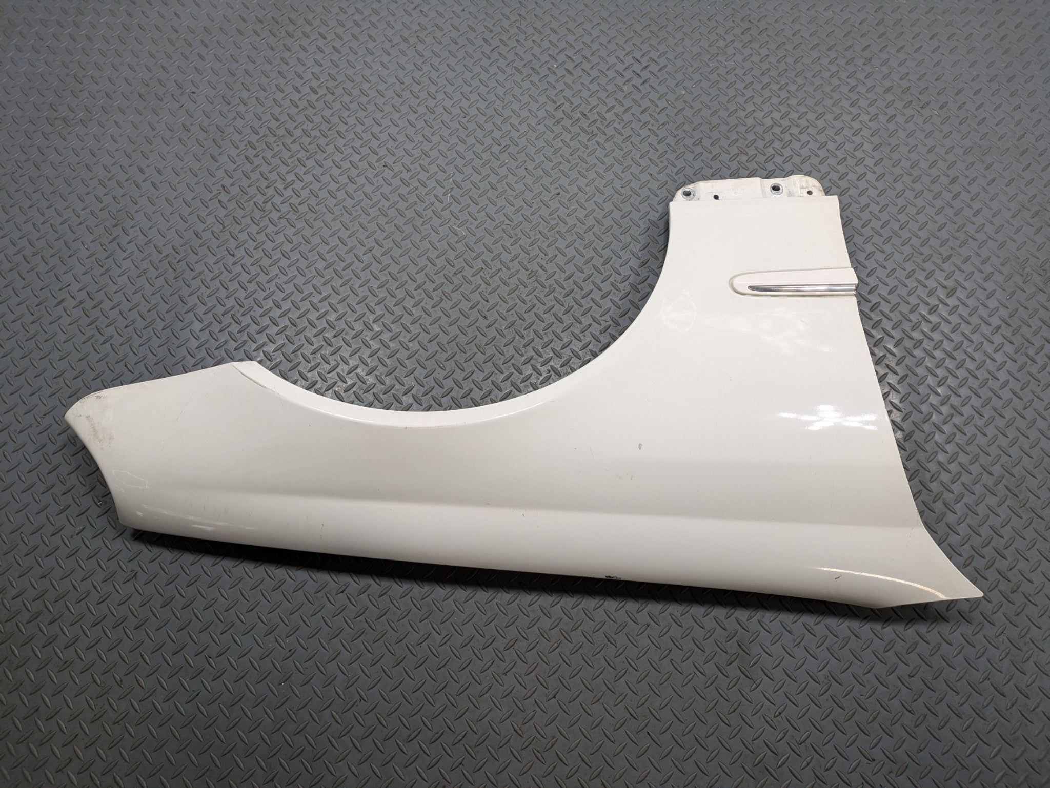 2002 - 2005 OEM MERCEDES BENZ CLK320 RIGHT PASSENGER SIDE FENDER ASSEMBLY WHITE