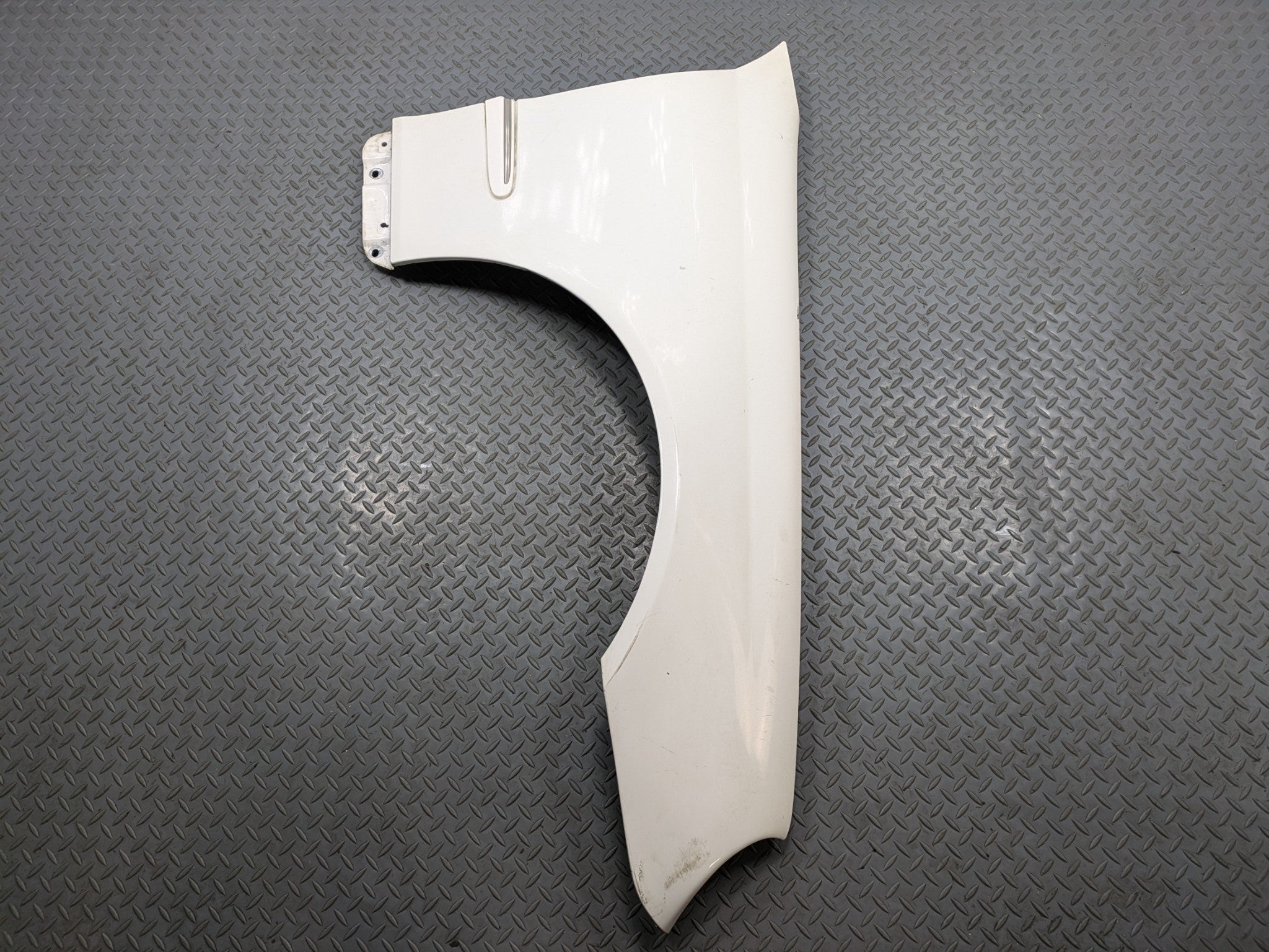 2002 - 2005 OEM MERCEDES BENZ CLK320 RIGHT PASSENGER SIDE FENDER ASSEMBLY WHITE