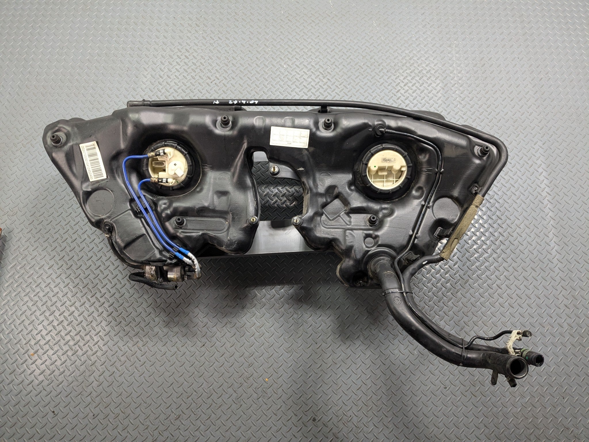 2002 - 2005 OEM MERCEDES BENZ CLK320 FUEL GAS TANK RESERVOIR ASSEMBLY